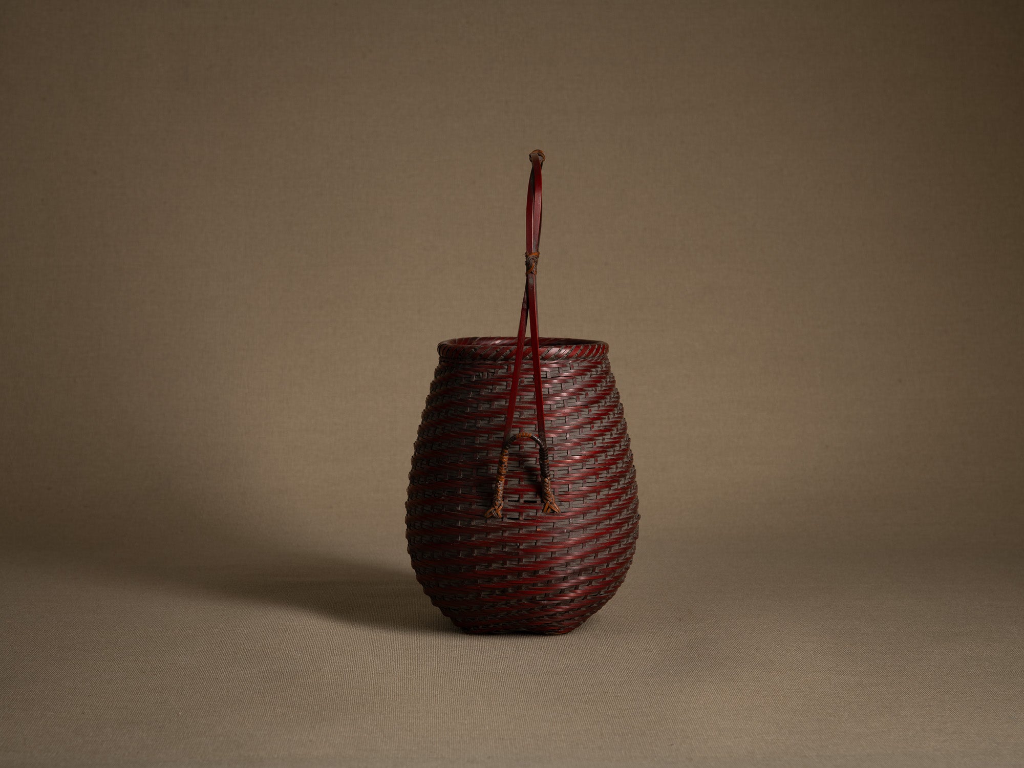 Hanakago, panier ovoïde à anse pour l'ikebana, Japon (début Ère Shōwa)..Ovoid Hanakago Ikebana bamboo basket with handle, Japan (early Shōwa era)