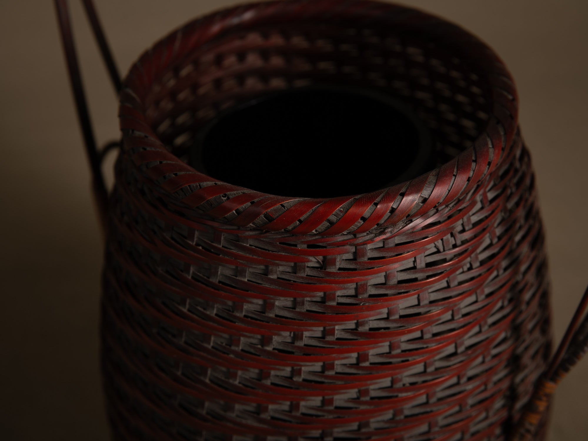 Hanakago, panier ovoïde à anse pour l'ikebana, Japon (début Ère Shōwa)..Ovoid Hanakago Ikebana bamboo basket with handle, Japan (early Shōwa era)