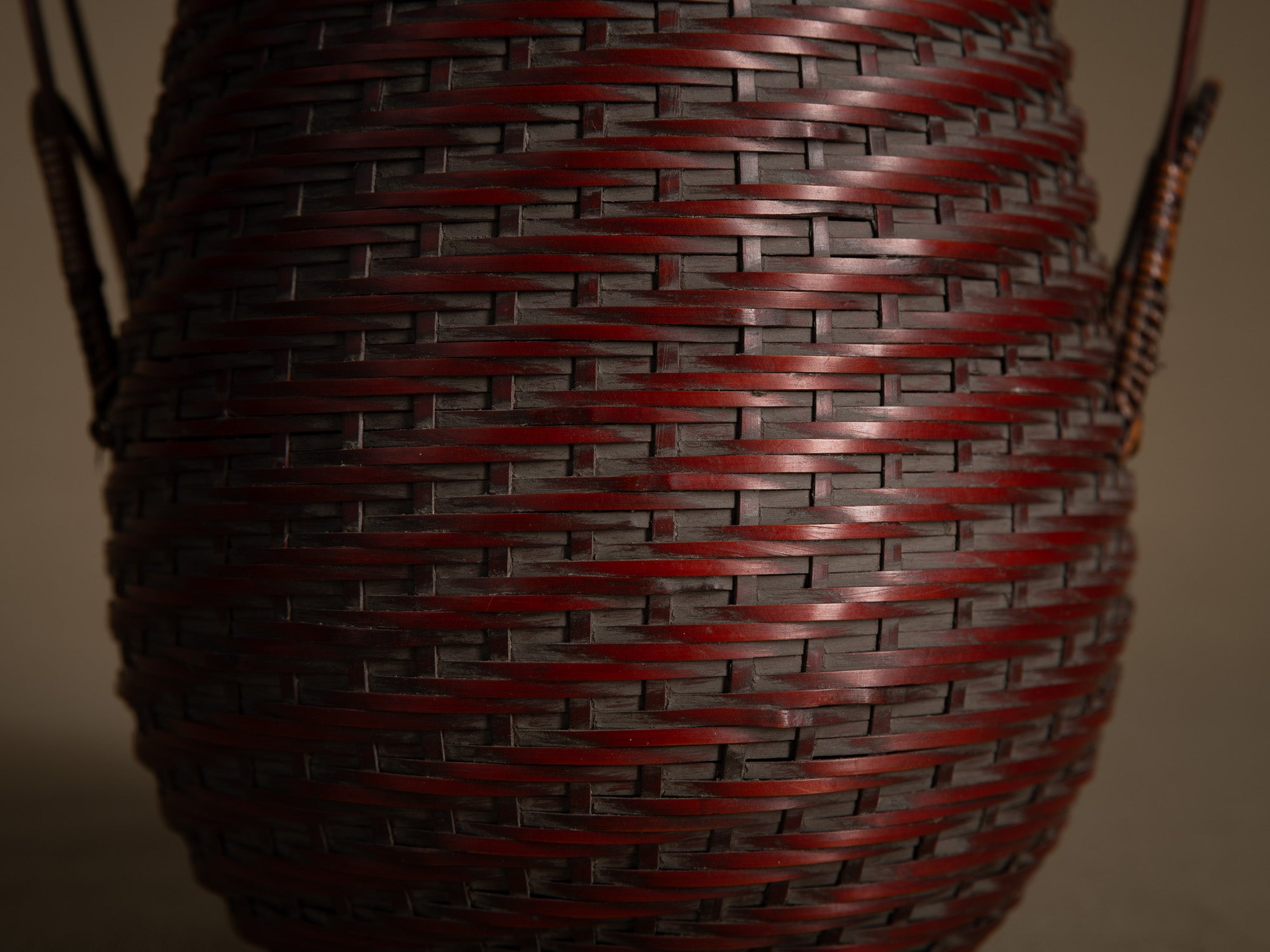Hanakago, panier ovoïde à anse pour l'ikebana, Japon (début Ère Shōwa)..Ovoid Hanakago Ikebana bamboo basket with handle, Japan (early Shōwa era)