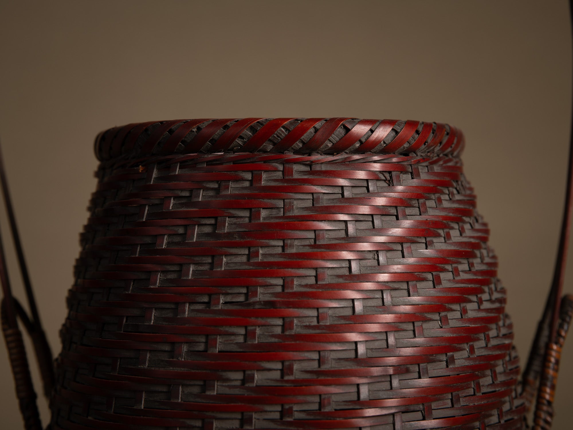 Hanakago, panier ovoïde à anse pour l'ikebana, Japon (début Ère Shōwa)..Ovoid Hanakago Ikebana bamboo basket with handle, Japan (early Shōwa era)