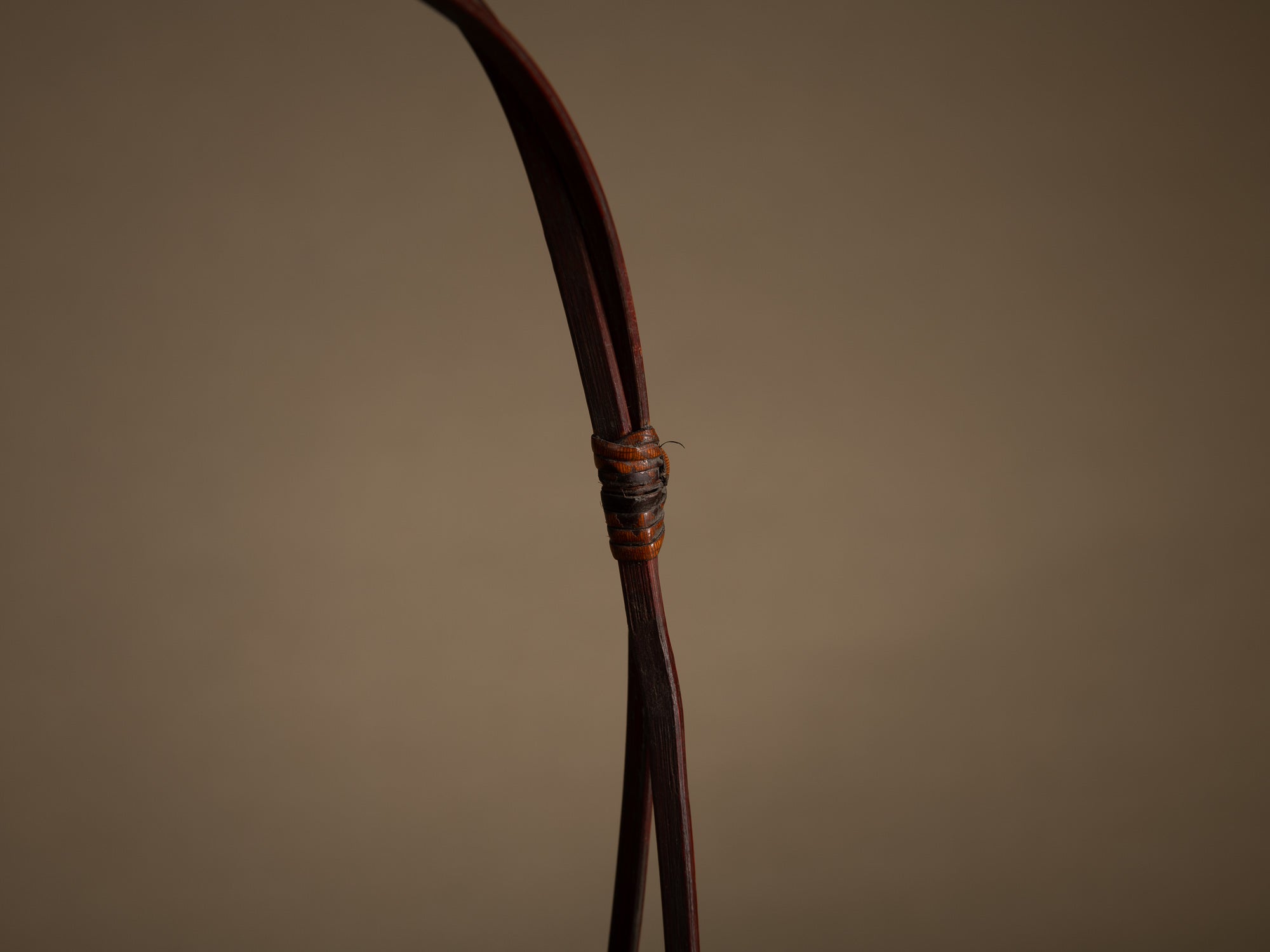 Hanakago, panier ovoïde à anse pour l'ikebana, Japon (début Ère Shōwa)..Ovoid Hanakago Ikebana bamboo basket with handle, Japan (early Shōwa era)