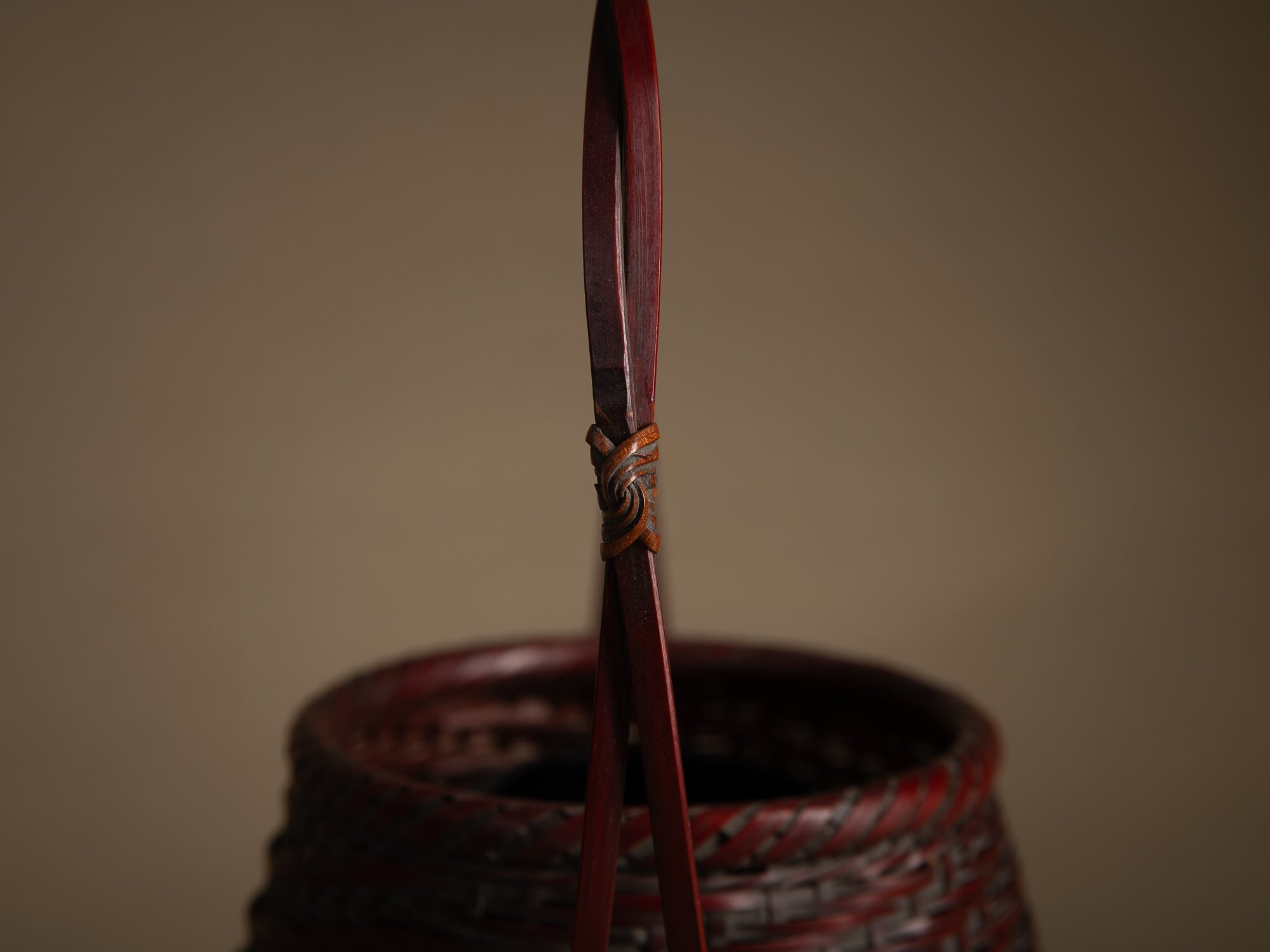 Hanakago, panier ovoïde à anse pour l'ikebana, Japon (début Ère Shōwa)..Ovoid Hanakago Ikebana bamboo basket with handle, Japan (early Shōwa era)
