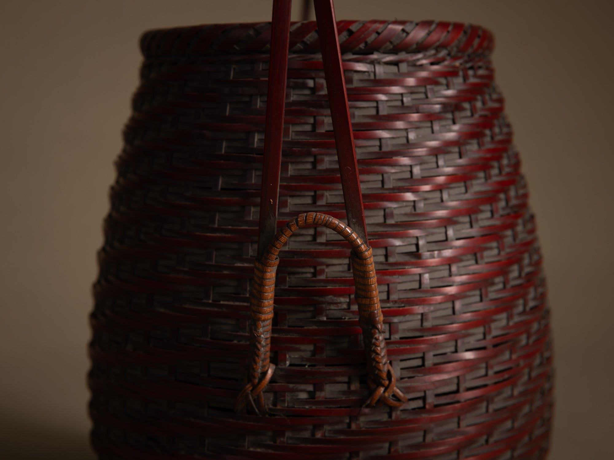 Hanakago, panier ovoïde à anse pour l'ikebana, Japon (début Ère Shōwa)..Ovoid Hanakago Ikebana bamboo basket with handle, Japan (early Shōwa era)