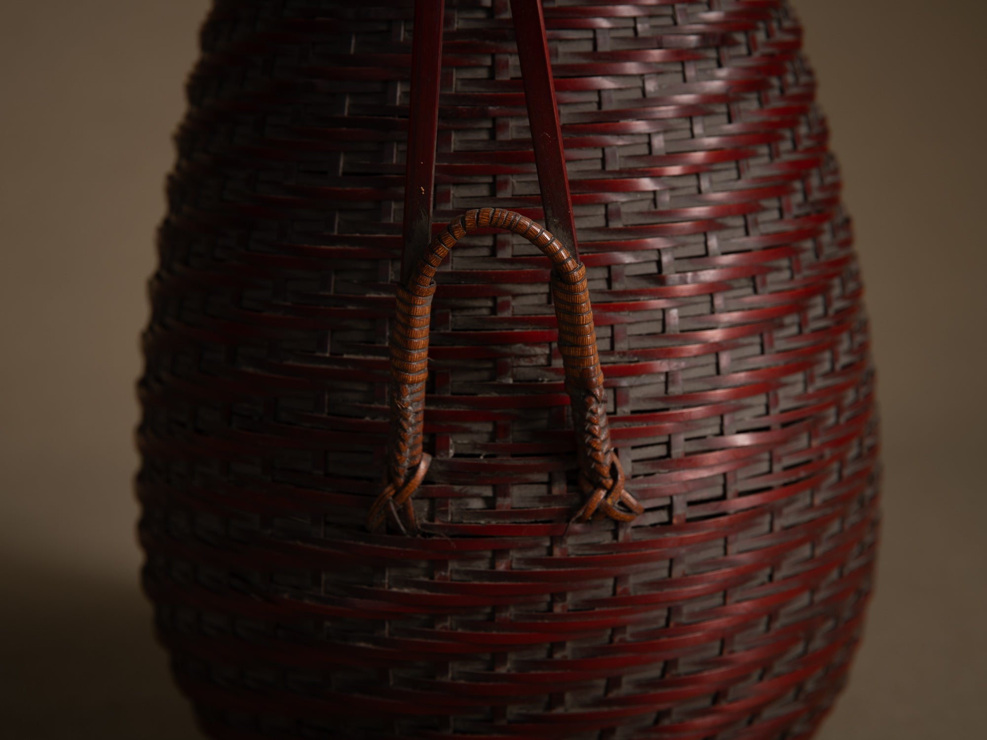 Hanakago, panier ovoïde à anse pour l'ikebana, Japon (début Ère Shōwa)..Ovoid Hanakago Ikebana bamboo basket with handle, Japan (early Shōwa era)