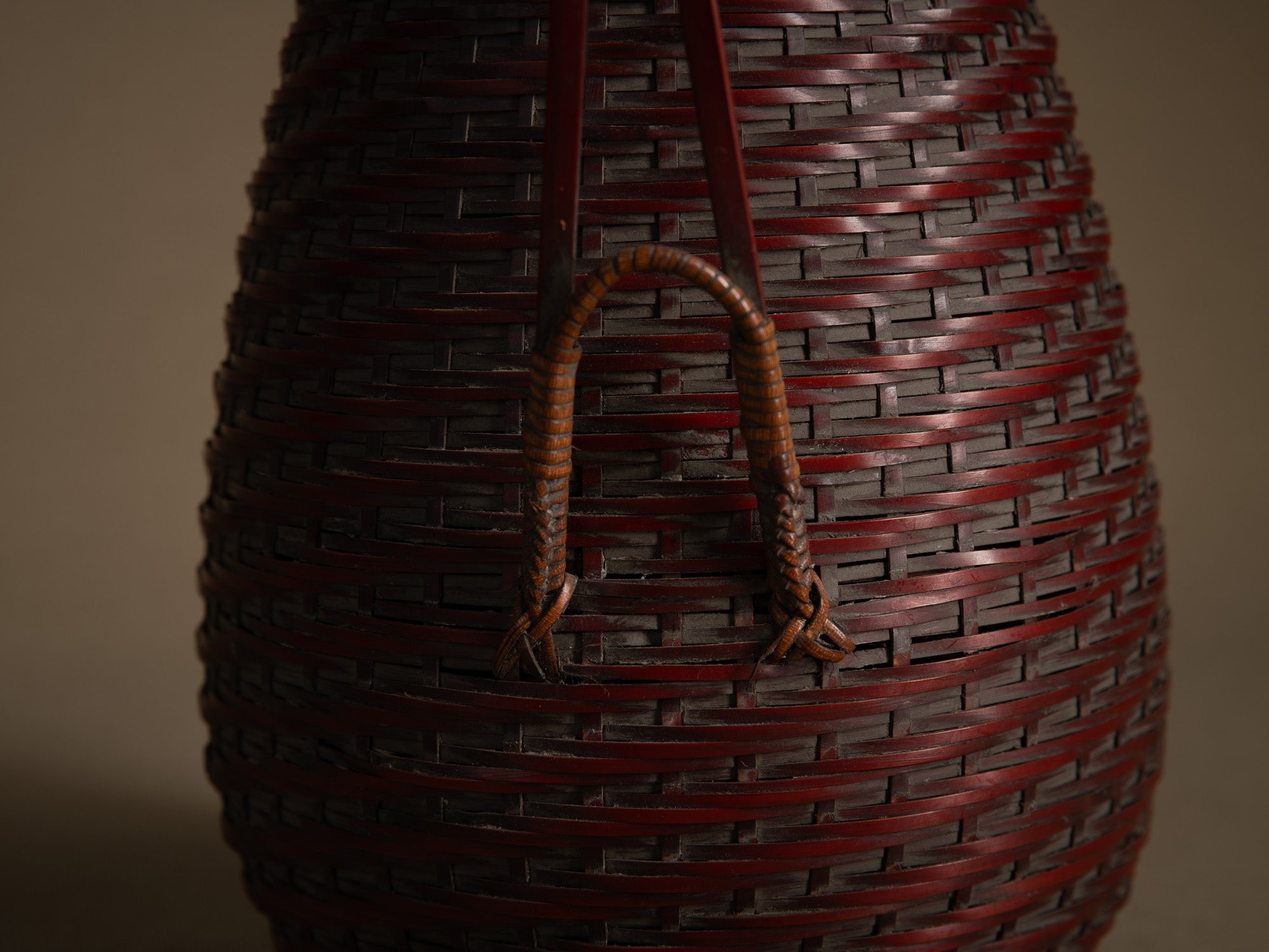 Hanakago, panier ovoïde à anse pour l'ikebana, Japon (début Ère Shōwa)..Ovoid Hanakago Ikebana bamboo basket with handle, Japan (early Shōwa era)
