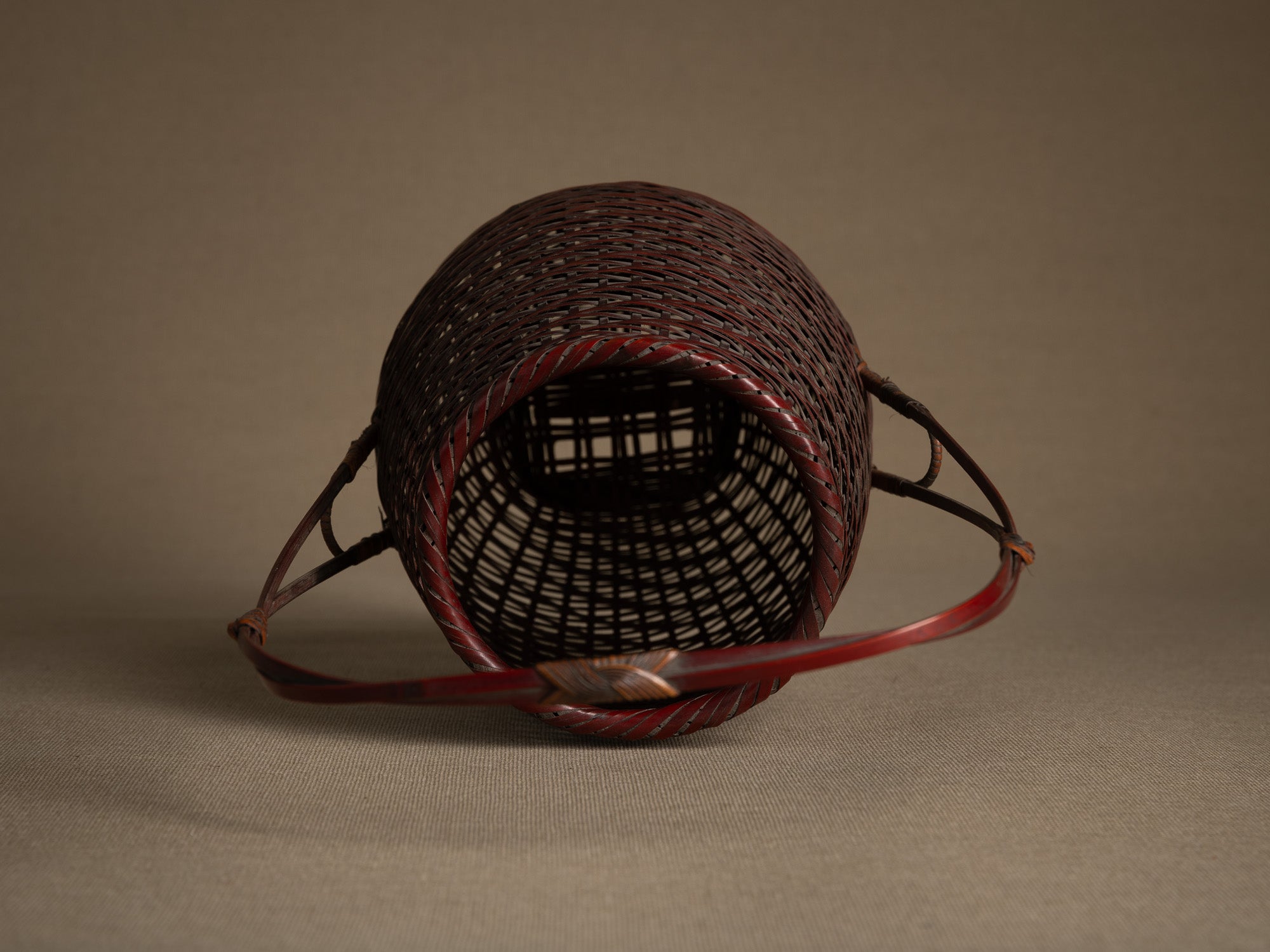 Hanakago, panier ovoïde à anse pour l'ikebana, Japon (début Ère Shōwa)..Ovoid Hanakago Ikebana bamboo basket with handle, Japan (early Shōwa era)