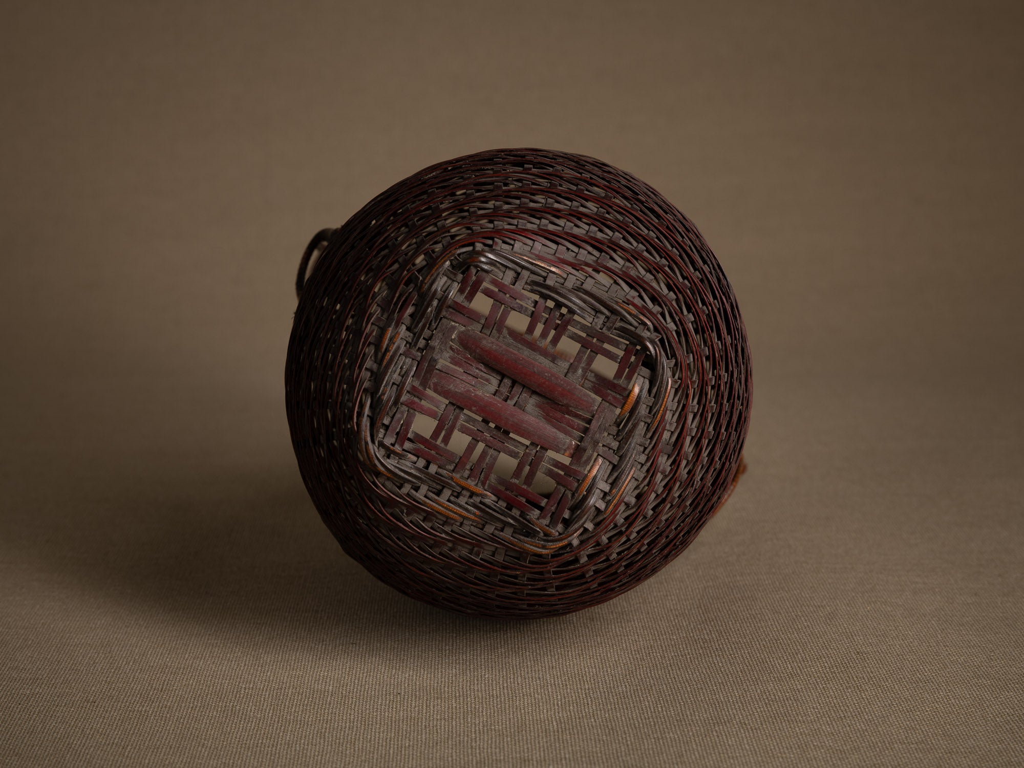 Hanakago, panier ovoïde à anse pour l'ikebana, Japon (début Ère Shōwa)..Ovoid Hanakago Ikebana bamboo basket with handle, Japan (early Shōwa era)