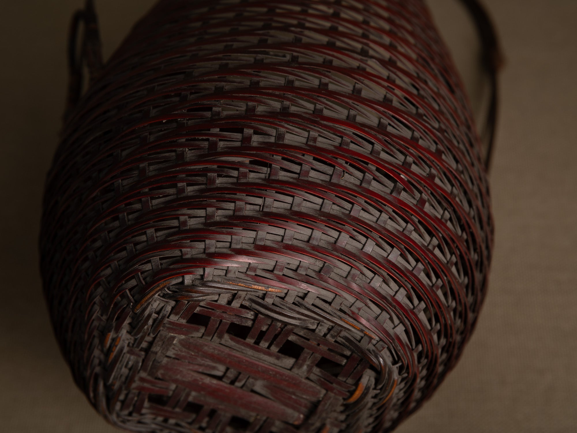 Hanakago, panier ovoïde à anse pour l'ikebana, Japon (début Ère Shōwa)..Ovoid Hanakago Ikebana bamboo basket with handle, Japan (early Shōwa era)