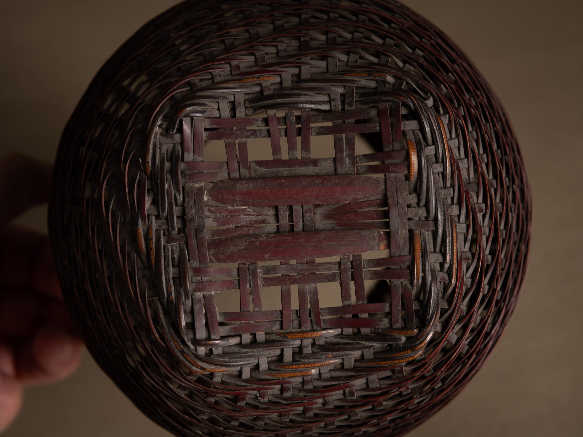 Hanakago, panier ovoïde à anse pour l'ikebana, Japon (début Ère Shōwa)..Ovoid Hanakago Ikebana bamboo basket with handle, Japan (early Shōwa era)