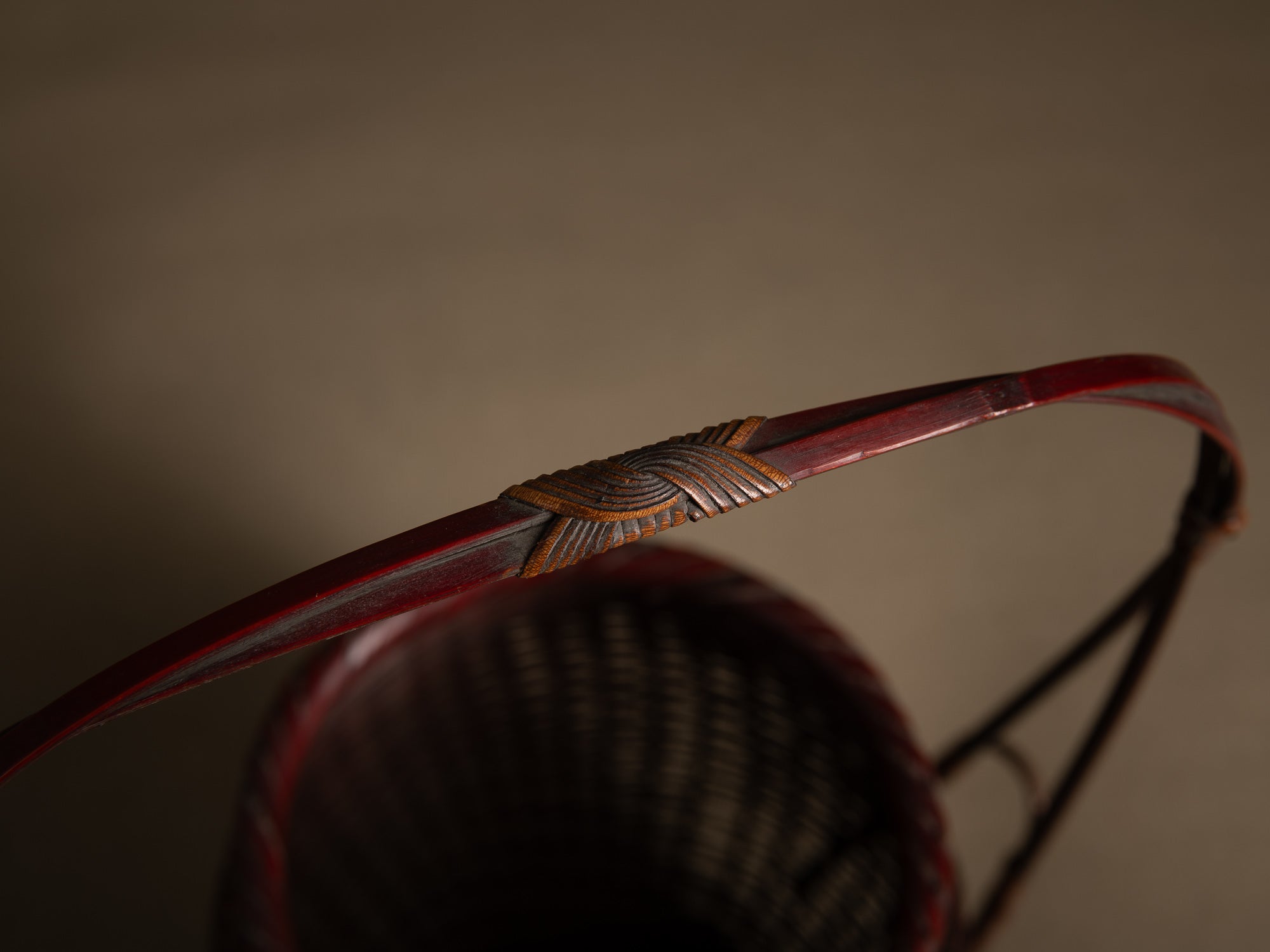 Hanakago, panier ovoïde à anse pour l'ikebana, Japon (début Ère Shōwa)..Ovoid Hanakago Ikebana bamboo basket with handle, Japan (early Shōwa era)