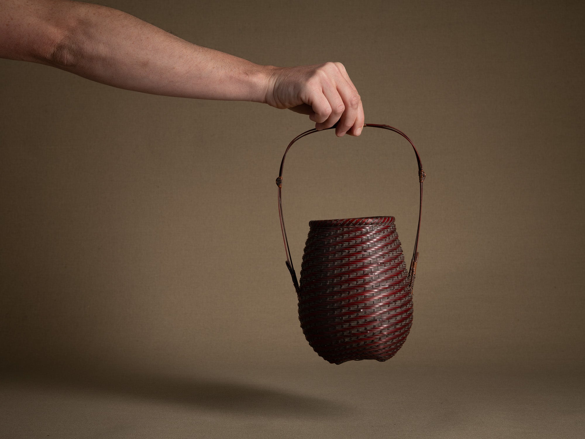 Hanakago, panier ovoïde à anse pour l'ikebana, Japon (début Ère Shōwa)..Ovoid Hanakago Ikebana bamboo basket with handle, Japan (early Shōwa era)