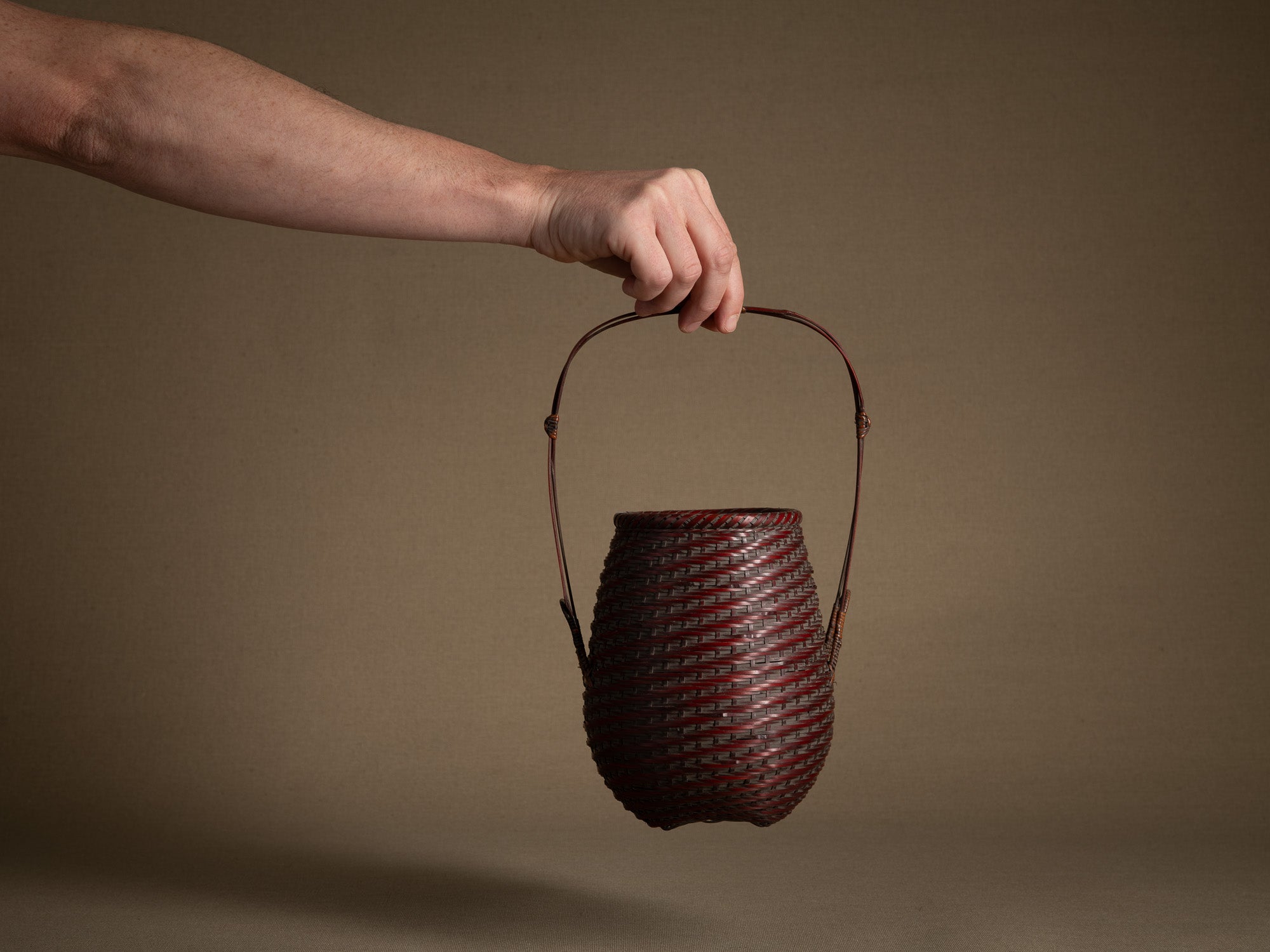 Hanakago, panier ovoïde à anse pour l'ikebana, Japon (début Ère Shōwa)..Ovoid Hanakago Ikebana bamboo basket with handle, Japan (early Shōwa era)
