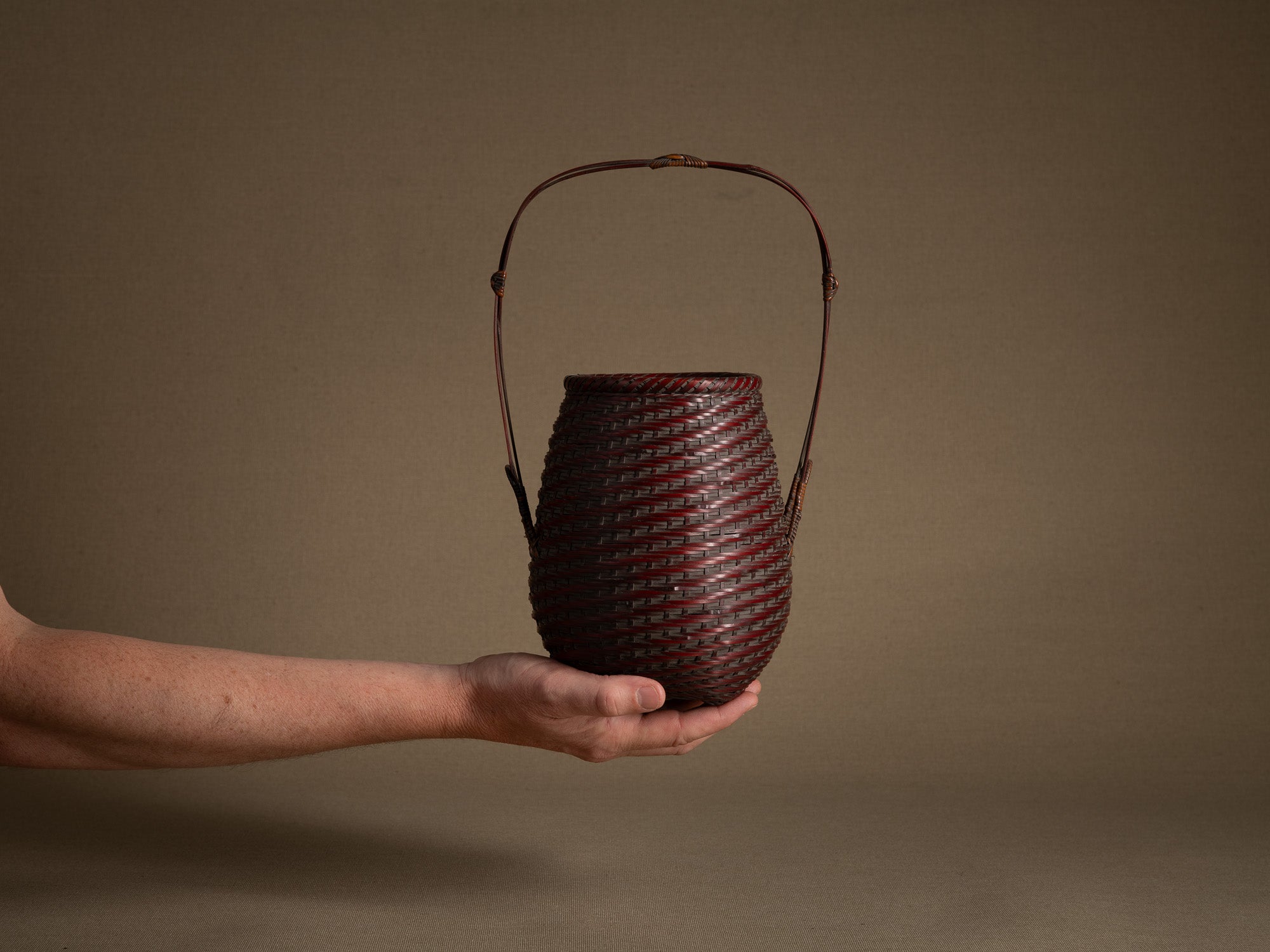 Hanakago, panier ovoïde à anse pour l'ikebana, Japon (début Ère Shōwa)..Ovoid Hanakago Ikebana bamboo basket with handle, Japan (early Shōwa era)