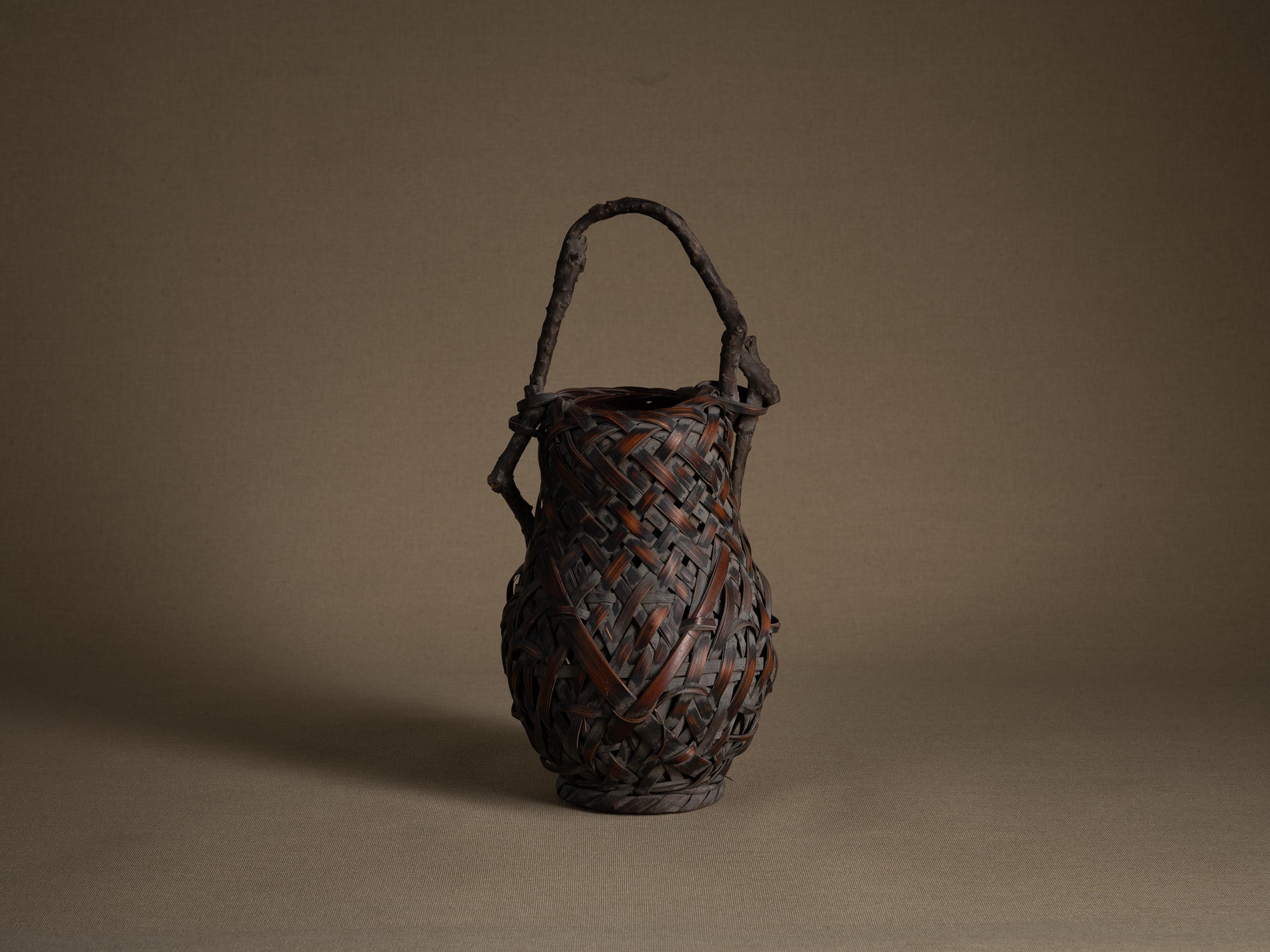 Hanakago, rare panier à anse branchée pour l'ikebana, Japon (Fin de l'ère Meiji au début de l'ère Shōwa)..Hanakago Ikebana bamboo flower basket with wood handle, Japan (Late Meiji era to early Shōwa era)
