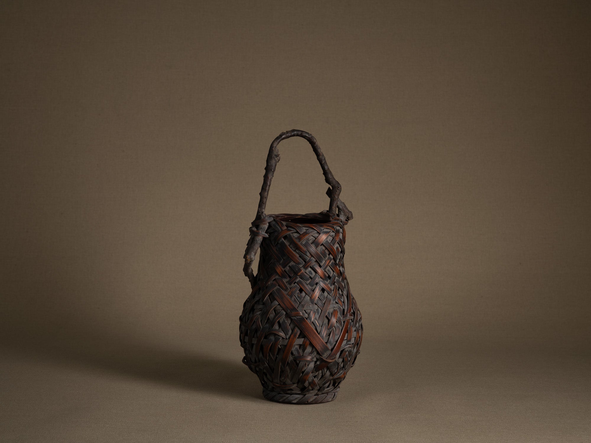 Hanakago, rare panier à anse branchée pour l'ikebana, Japon (Fin de l'ère Meiji au début de l'ère Shōwa)..Hanakago Ikebana bamboo flower basket with wood handle, Japan (Late Meiji era to early Shōwa era)