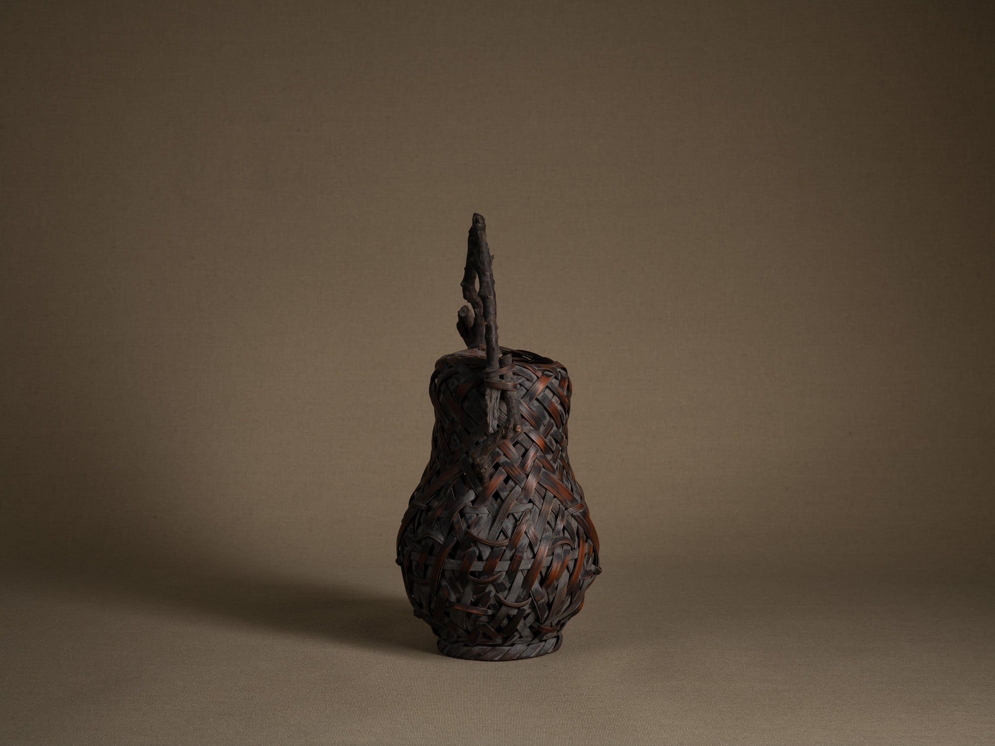 Hanakago, rare panier à anse branchée pour l'ikebana, Japon (Fin de l'ère Meiji au début de l'ère Shōwa)..Hanakago Ikebana bamboo flower basket with wood handle, Japan (Late Meiji era to early Shōwa era)