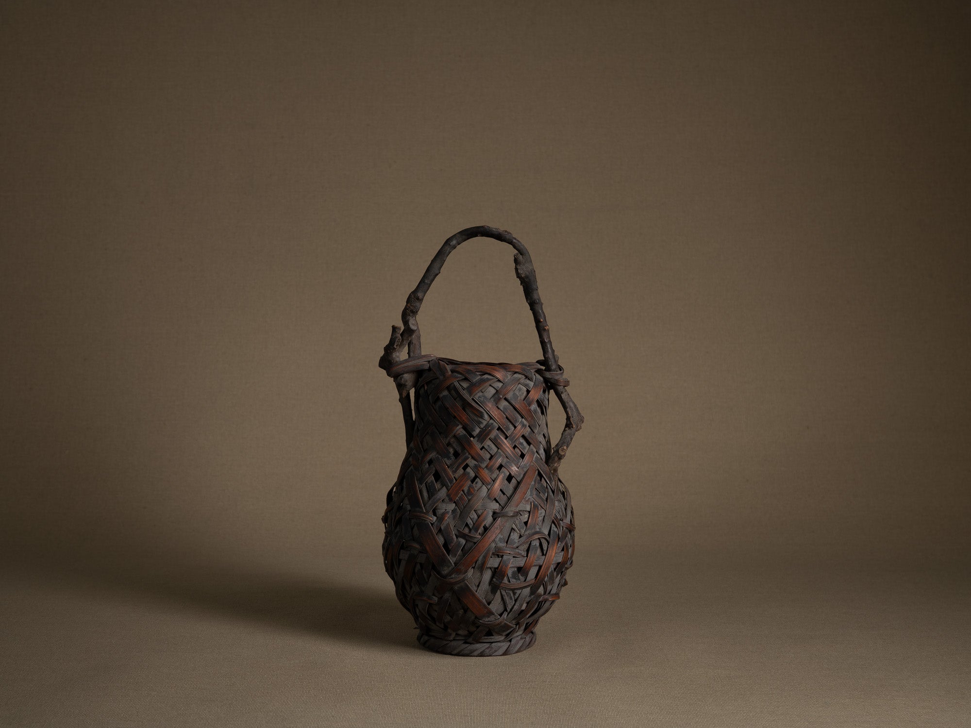 Hanakago, rare panier à anse branchée pour l'ikebana, Japon (Fin de l'ère Meiji au début de l'ère Shōwa)..Hanakago Ikebana bamboo flower basket with wood handle, Japan (Late Meiji era to early Shōwa era)