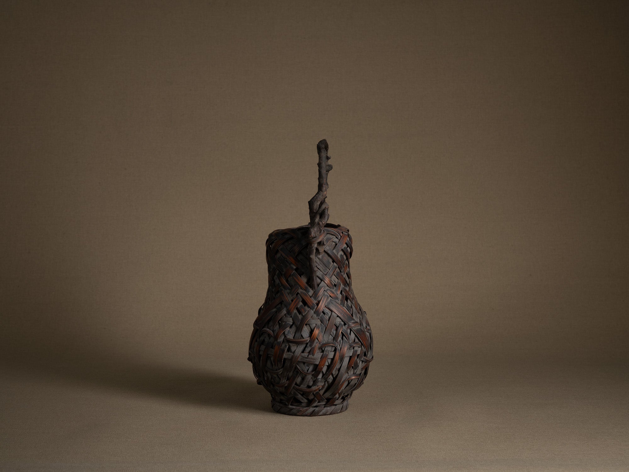 Hanakago, rare panier à anse branchée pour l'ikebana, Japon (Fin de l'ère Meiji au début de l'ère Shōwa)..Hanakago Ikebana bamboo flower basket with wood handle, Japan (Late Meiji era to early Shōwa era)