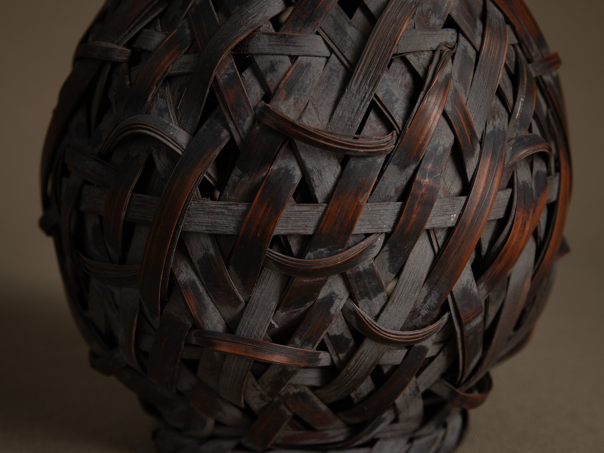 Hanakago, rare panier à anse branchée pour l'ikebana, Japon (Fin de l'ère Meiji au début de l'ère Shōwa)..Hanakago Ikebana bamboo flower basket with wood handle, Japan (Late Meiji era to early Shōwa era)