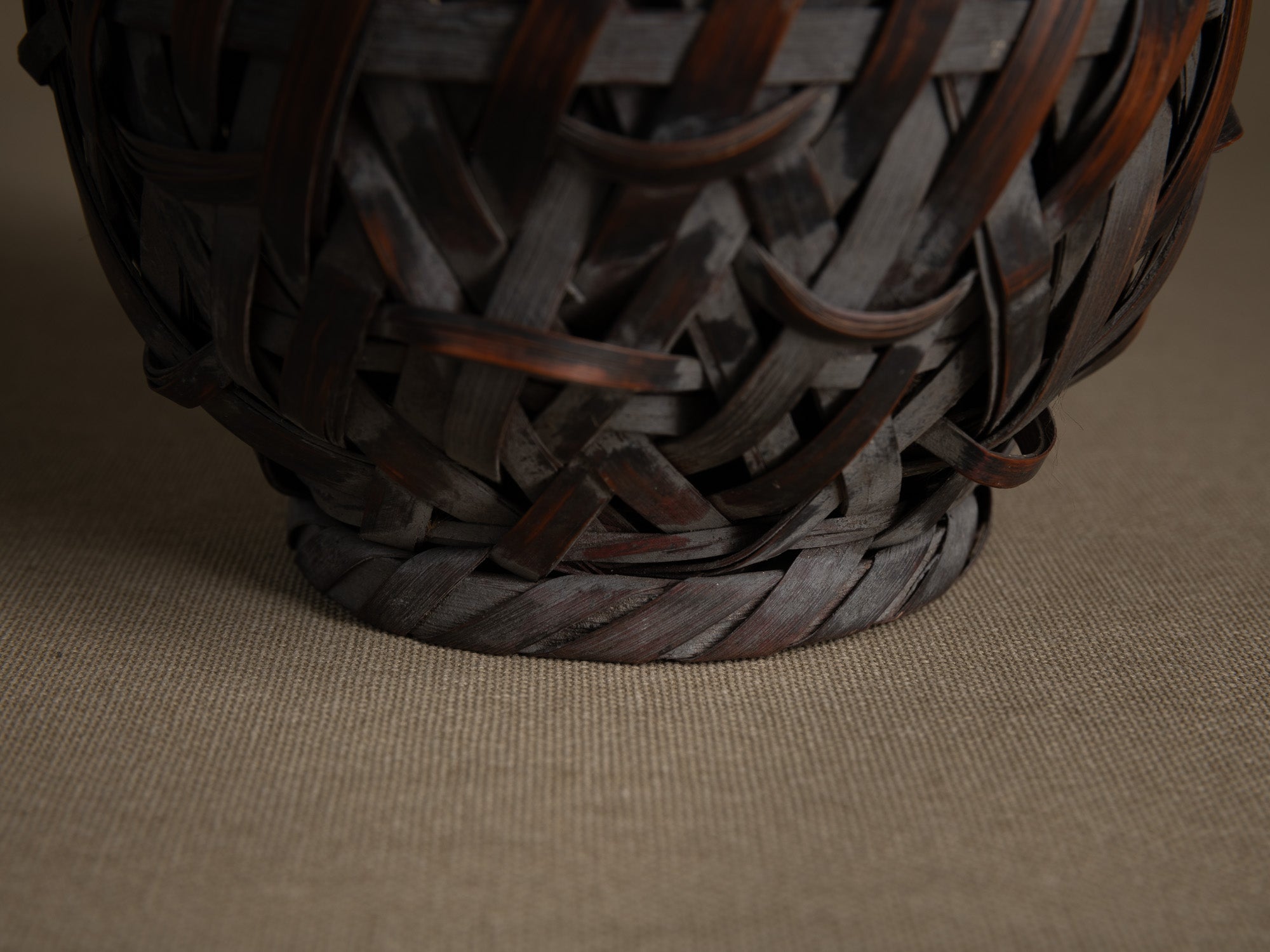 Hanakago, rare panier à anse branchée pour l'ikebana, Japon (Fin de l'ère Meiji au début de l'ère Shōwa)..Hanakago Ikebana bamboo flower basket with wood handle, Japan (Late Meiji era to early Shōwa era)