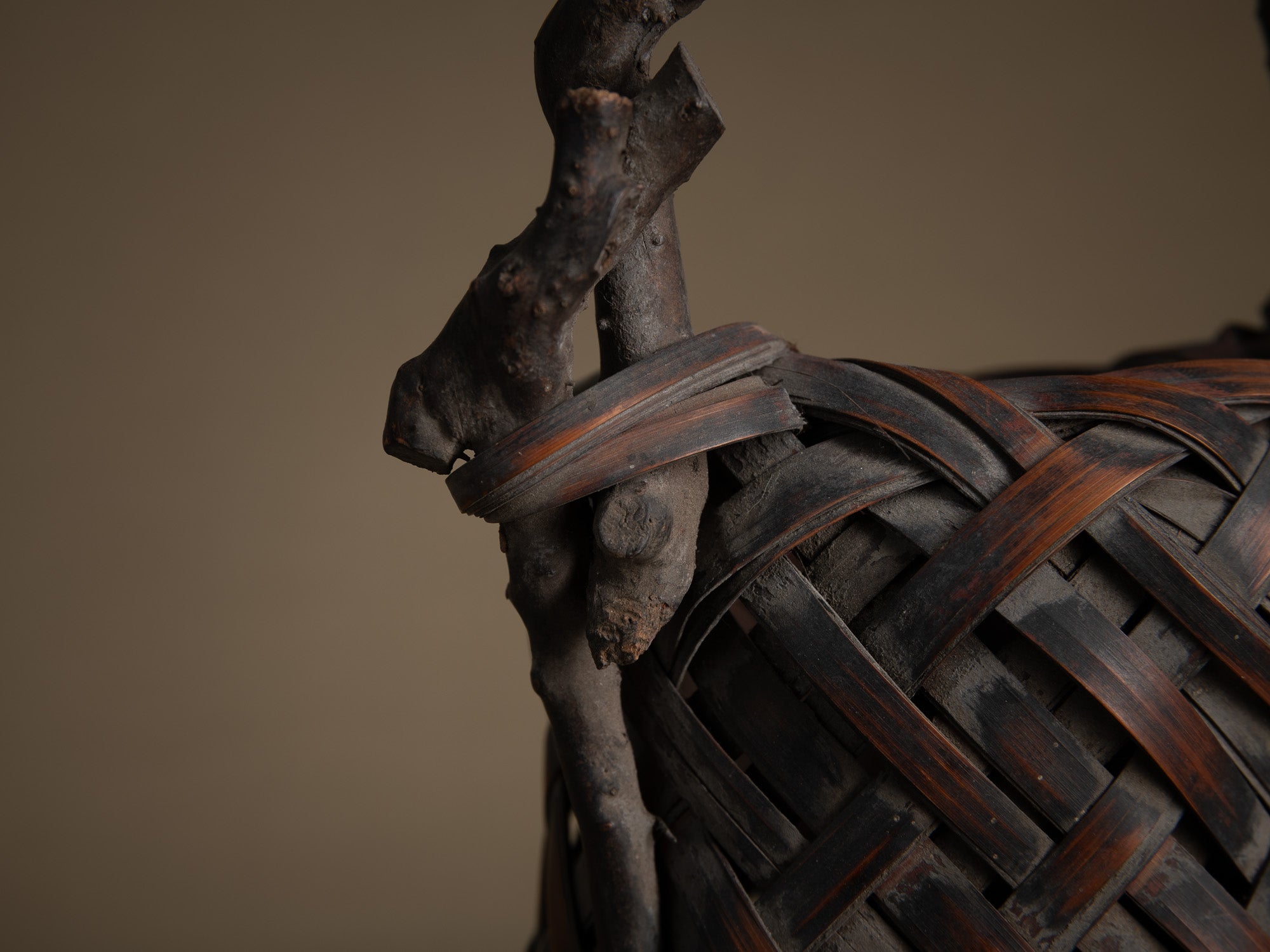 Hanakago, rare panier à anse branchée pour l'ikebana, Japon (Fin de l'ère Meiji au début de l'ère Shōwa)..Hanakago Ikebana bamboo flower basket with wood handle, Japan (Late Meiji era to early Shōwa era)