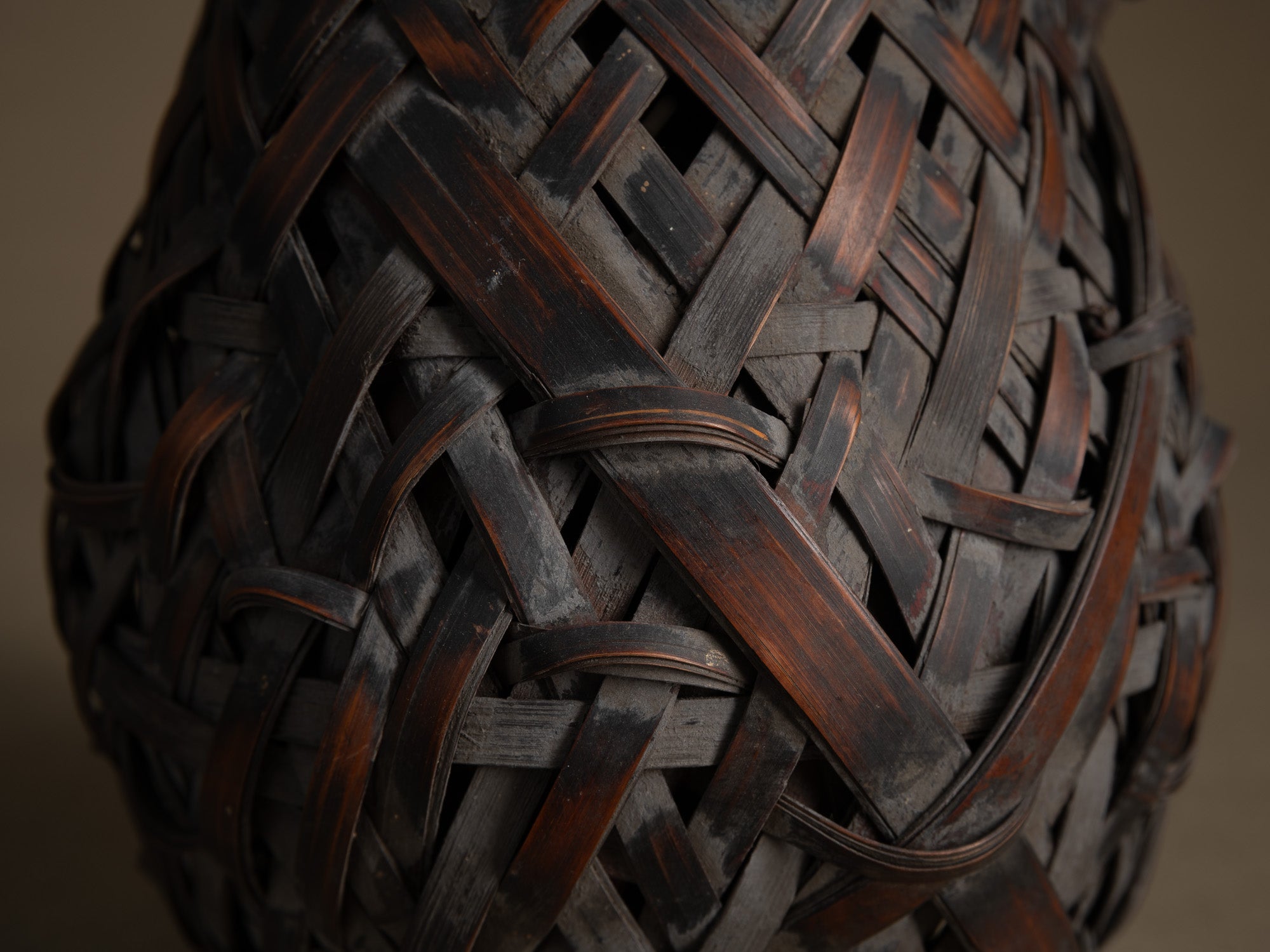 Hanakago, rare panier à anse branchée pour l'ikebana, Japon (Fin de l'ère Meiji au début de l'ère Shōwa)..Hanakago Ikebana bamboo flower basket with wood handle, Japan (Late Meiji era to early Shōwa era)
