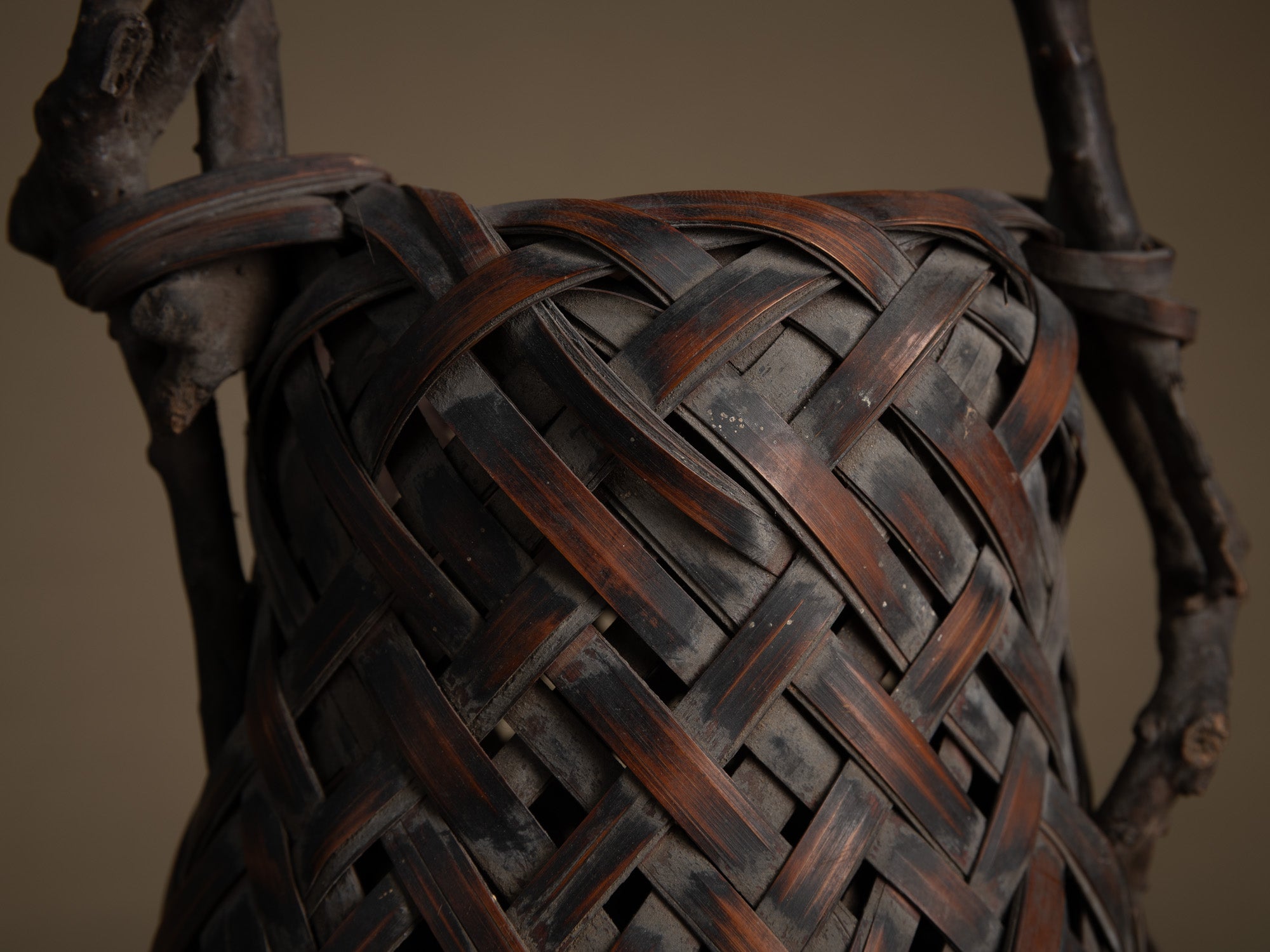 Hanakago, rare panier à anse branchée pour l'ikebana, Japon (Fin de l'ère Meiji au début de l'ère Shōwa)..Hanakago Ikebana bamboo flower basket with wood handle, Japan (Late Meiji era to early Shōwa era)