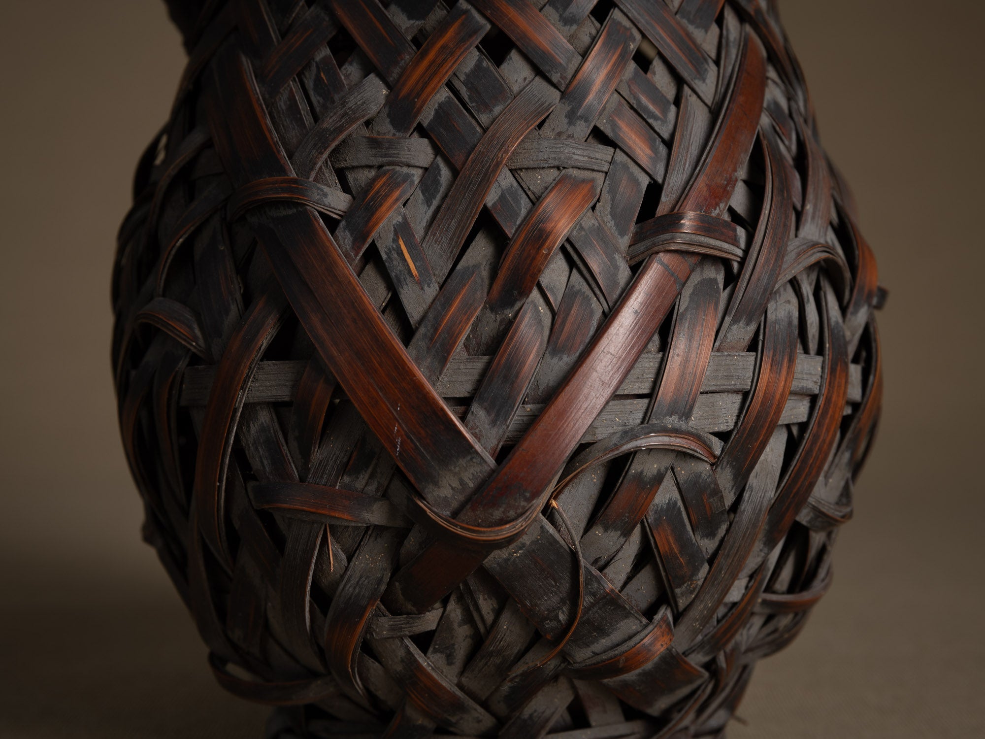 Hanakago, rare panier à anse branchée pour l'ikebana, Japon (Fin de l'ère Meiji au début de l'ère Shōwa)..Hanakago Ikebana bamboo flower basket with wood handle, Japan (Late Meiji era to early Shōwa era)