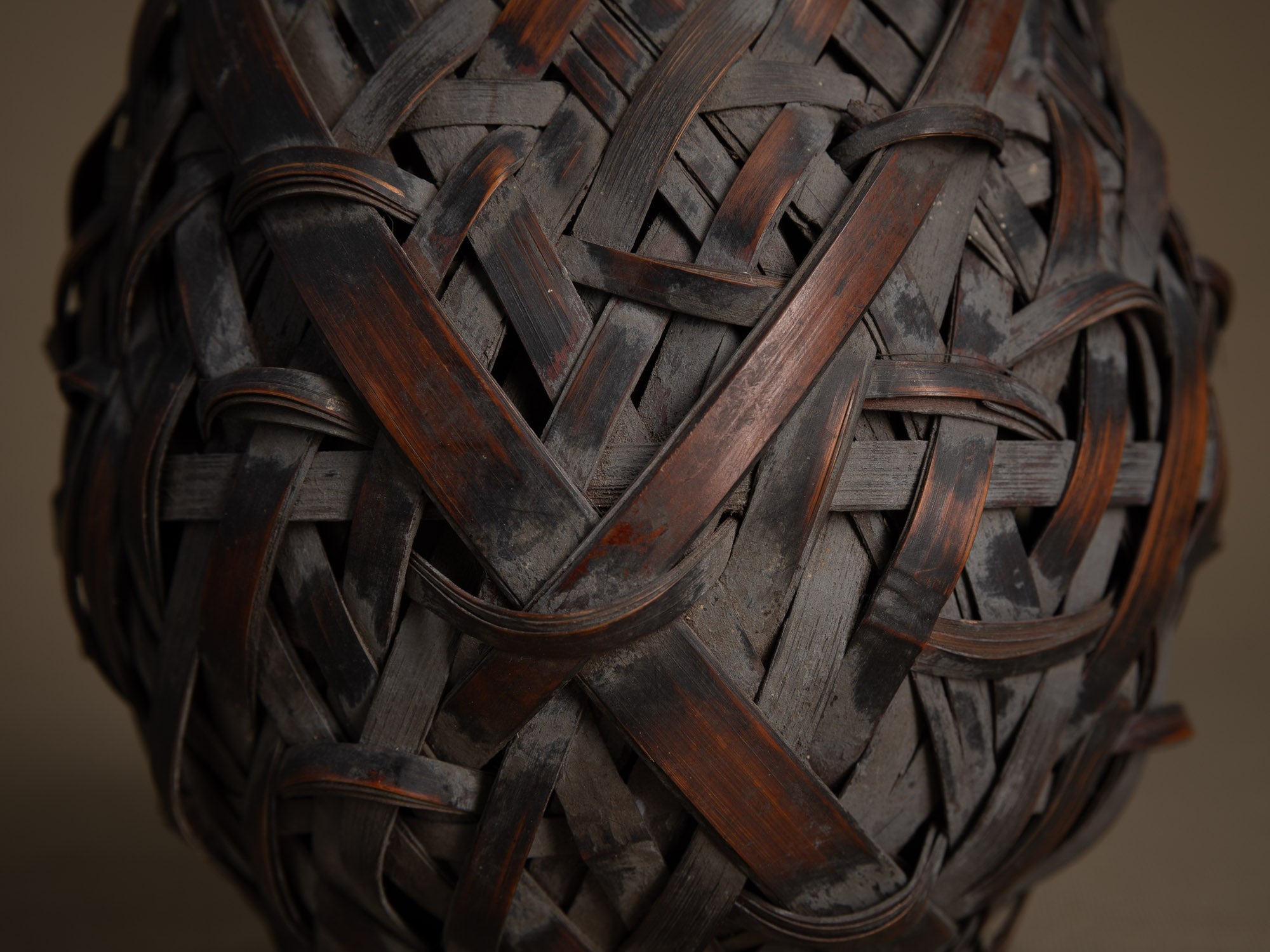 Hanakago, rare panier à anse branchée pour l'ikebana, Japon (Fin de l'ère Meiji au début de l'ère Shōwa)..Hanakago Ikebana bamboo flower basket with wood handle, Japan (Late Meiji era to early Shōwa era)