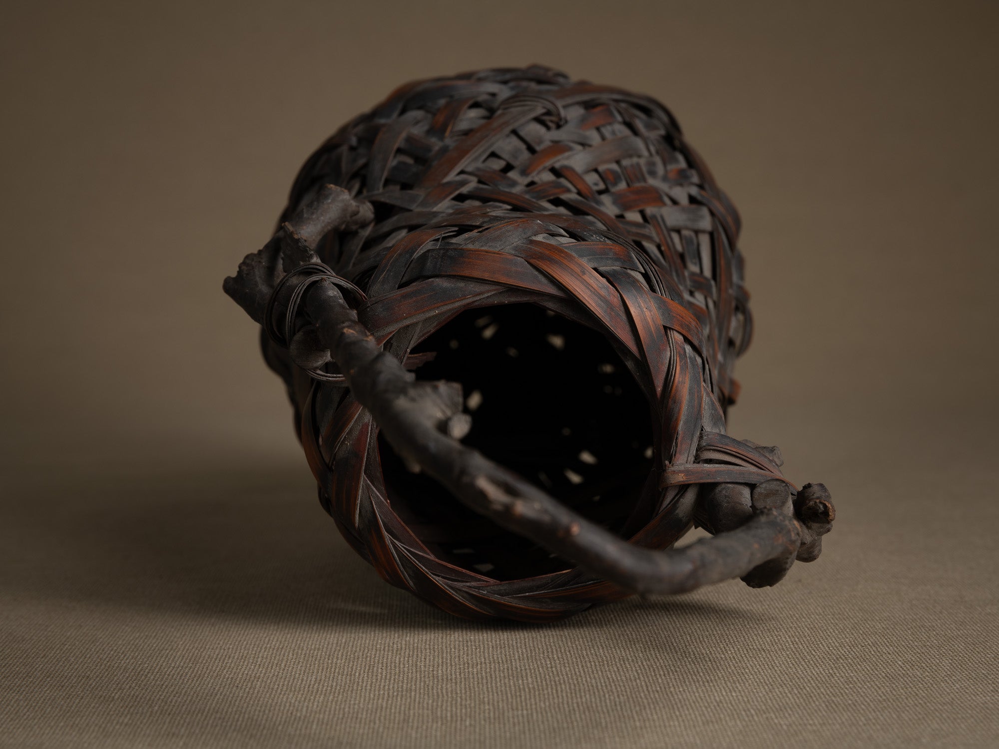 Hanakago, rare panier à anse branchée pour l'ikebana, Japon (Fin de l'ère Meiji au début de l'ère Shōwa)..Hanakago Ikebana bamboo flower basket with wood handle, Japan (Late Meiji era to early Shōwa era)