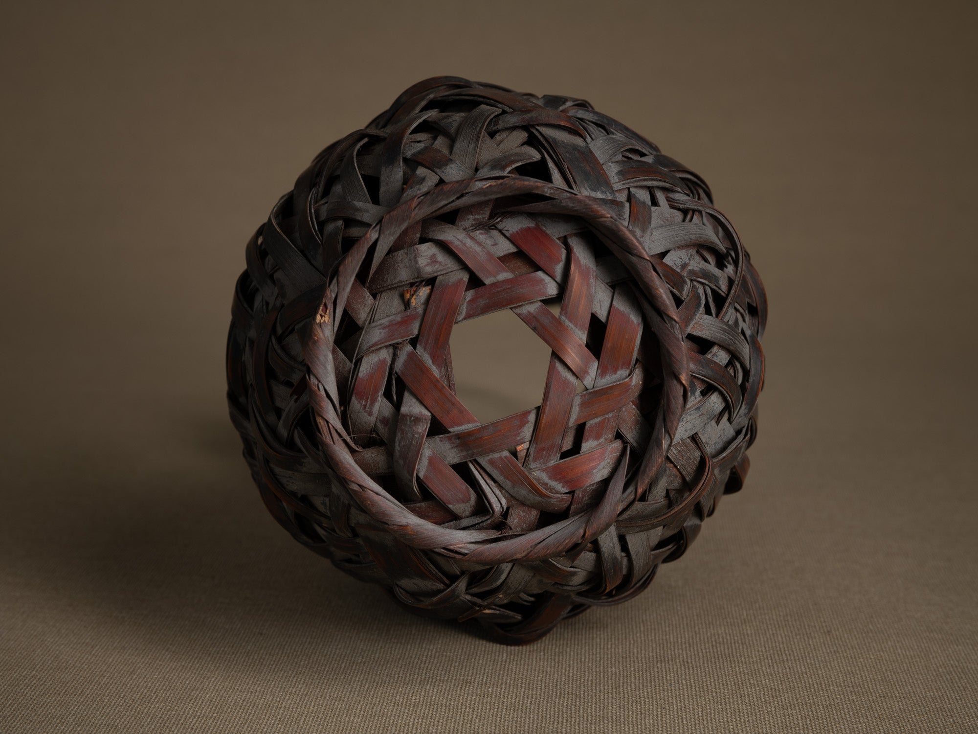 Hanakago, rare panier à anse branchée pour l'ikebana, Japon (Fin de l'ère Meiji au début de l'ère Shōwa)..Hanakago Ikebana bamboo flower basket with wood handle, Japan (Late Meiji era to early Shōwa era)