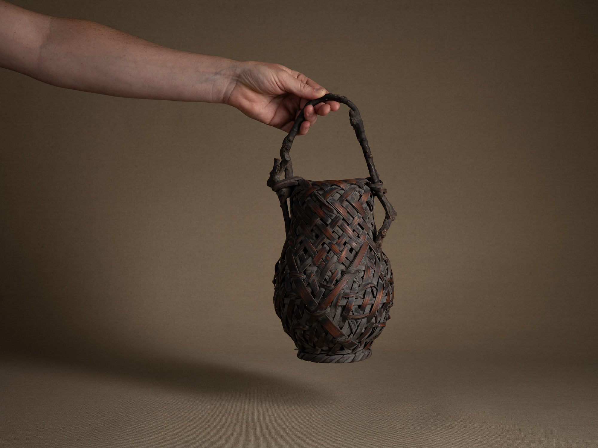 Hanakago, rare panier à anse branchée pour l'ikebana, Japon (Fin de l'ère Meiji au début de l'ère Shōwa)..Hanakago Ikebana bamboo flower basket with wood handle, Japan (Late Meiji era to early Shōwa era)