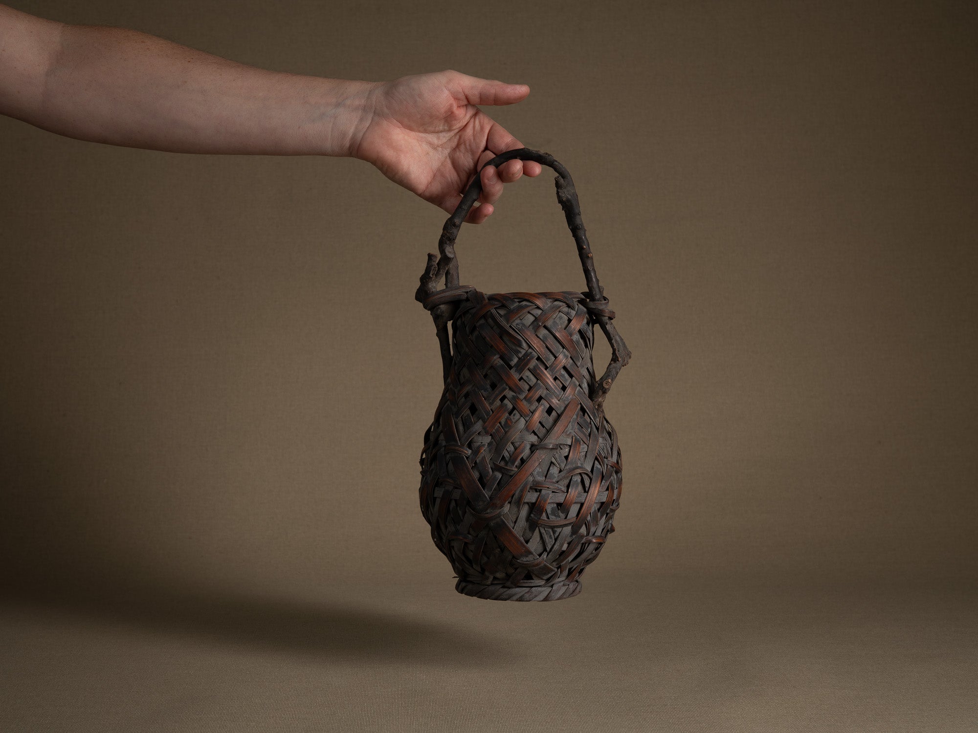 Hanakago, rare panier à anse branchée pour l'ikebana, Japon (Fin de l'ère Meiji au début de l'ère Shōwa)..Hanakago Ikebana bamboo flower basket with wood handle, Japan (Late Meiji era to early Shōwa era)