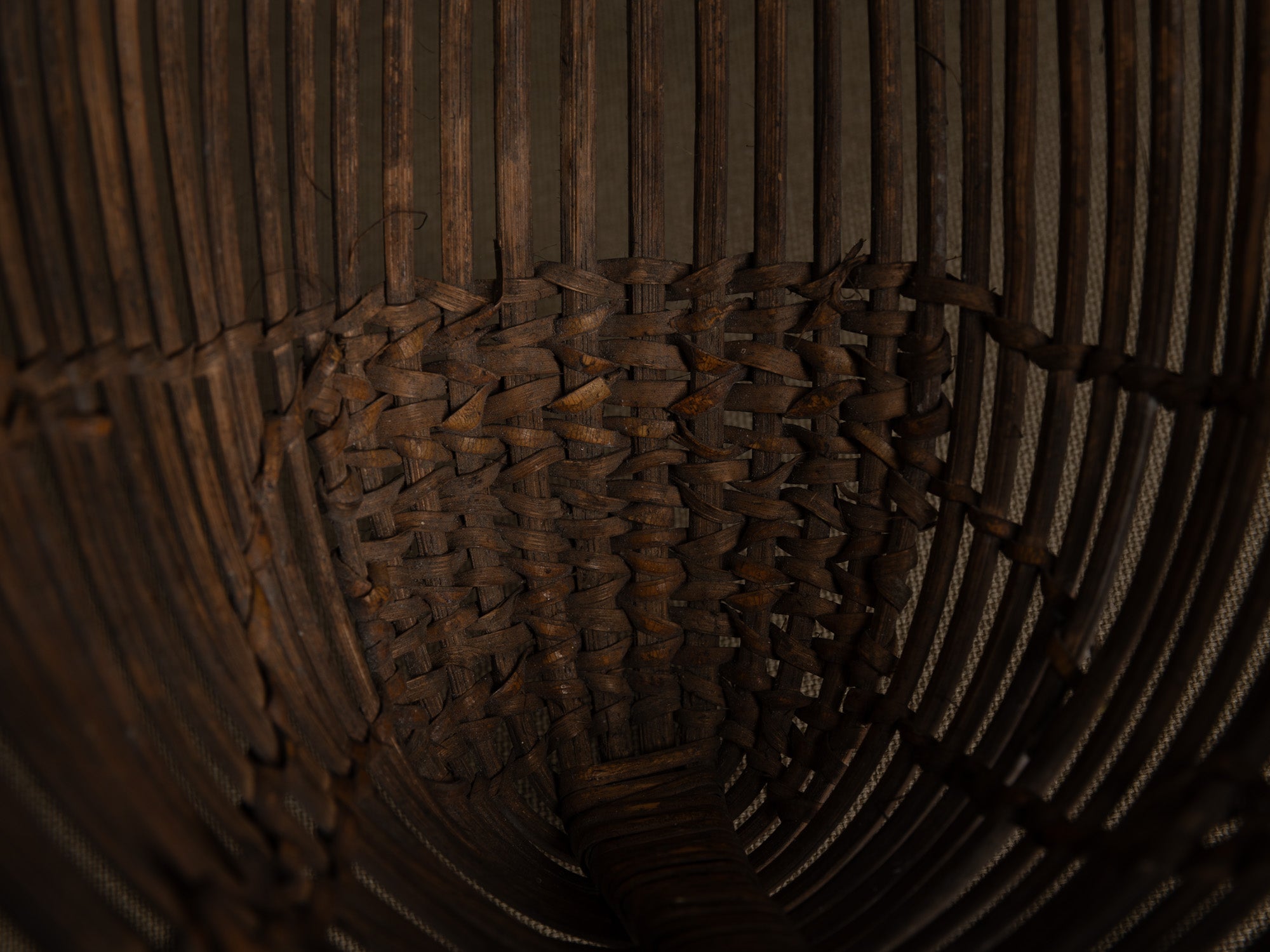 Tamis à sagou "Gogotjai" en vannerie de bambou et rotin, îles Mentawai (début du XXe siècle).."Gogotjai", Bamboo and rattan wickerwork sago sieve, Mentawai islands (early 20th century)