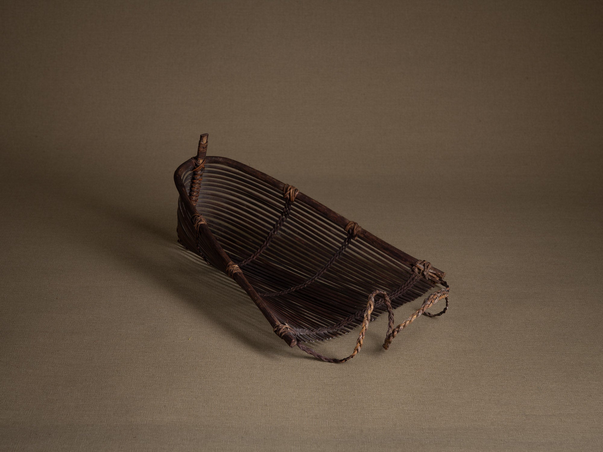 Tamis à sagou "Gogotjai" en vannerie de bambou et rotin, îles Mentawai (Première partie du XXe siècle).."Gogotjai", Bamboo and rattan wickerwork sago sieve, Mentawai islands (first half of 20th century)