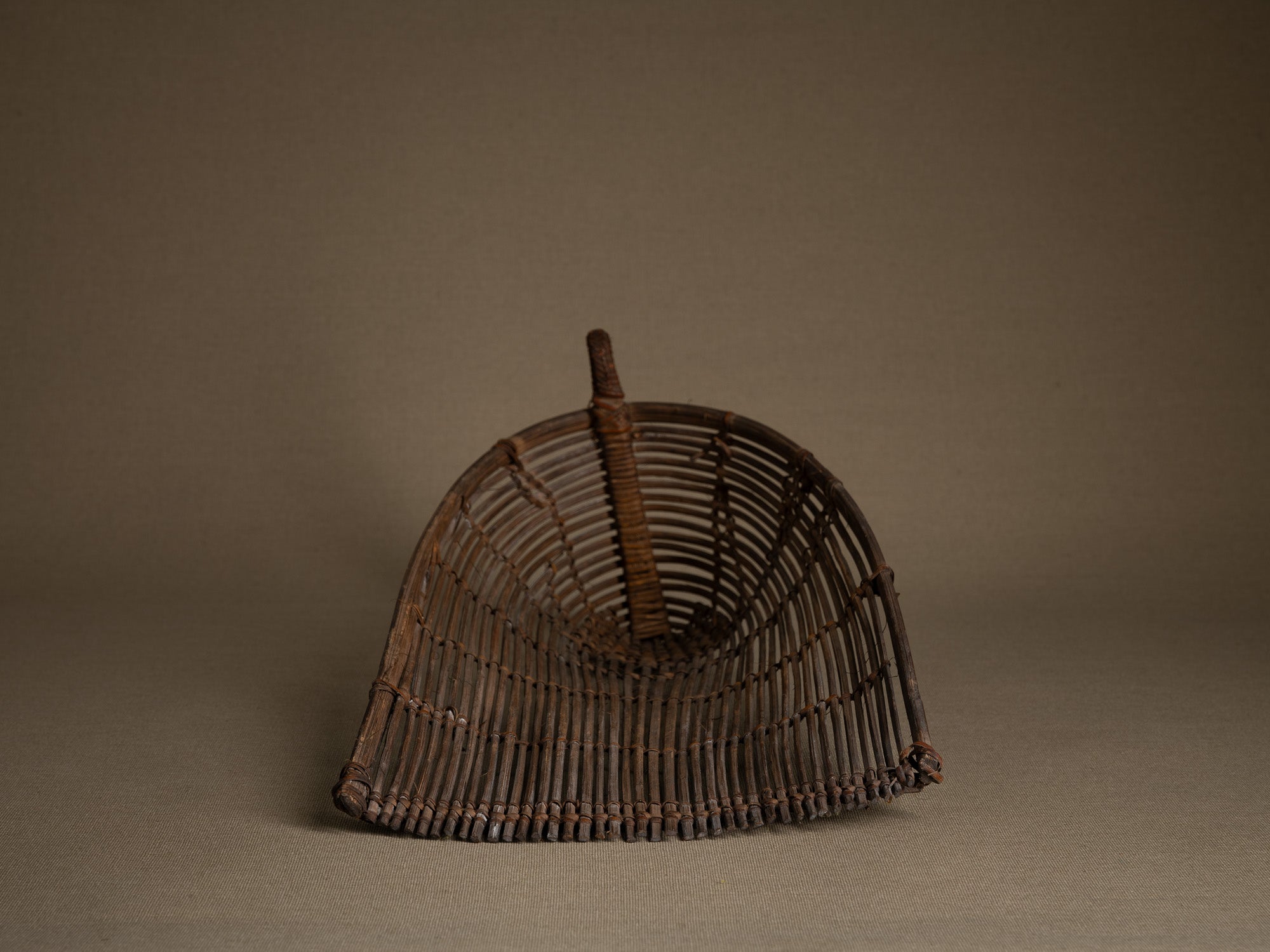 Tamis à sagou "Gogotjai" en vannerie de bambou et rotin, îles Mentawai (début du XXe siècle).."Gogotjai", Bamboo and rattan wickerwork sago sieve, Mentawai islands (early 20th century)