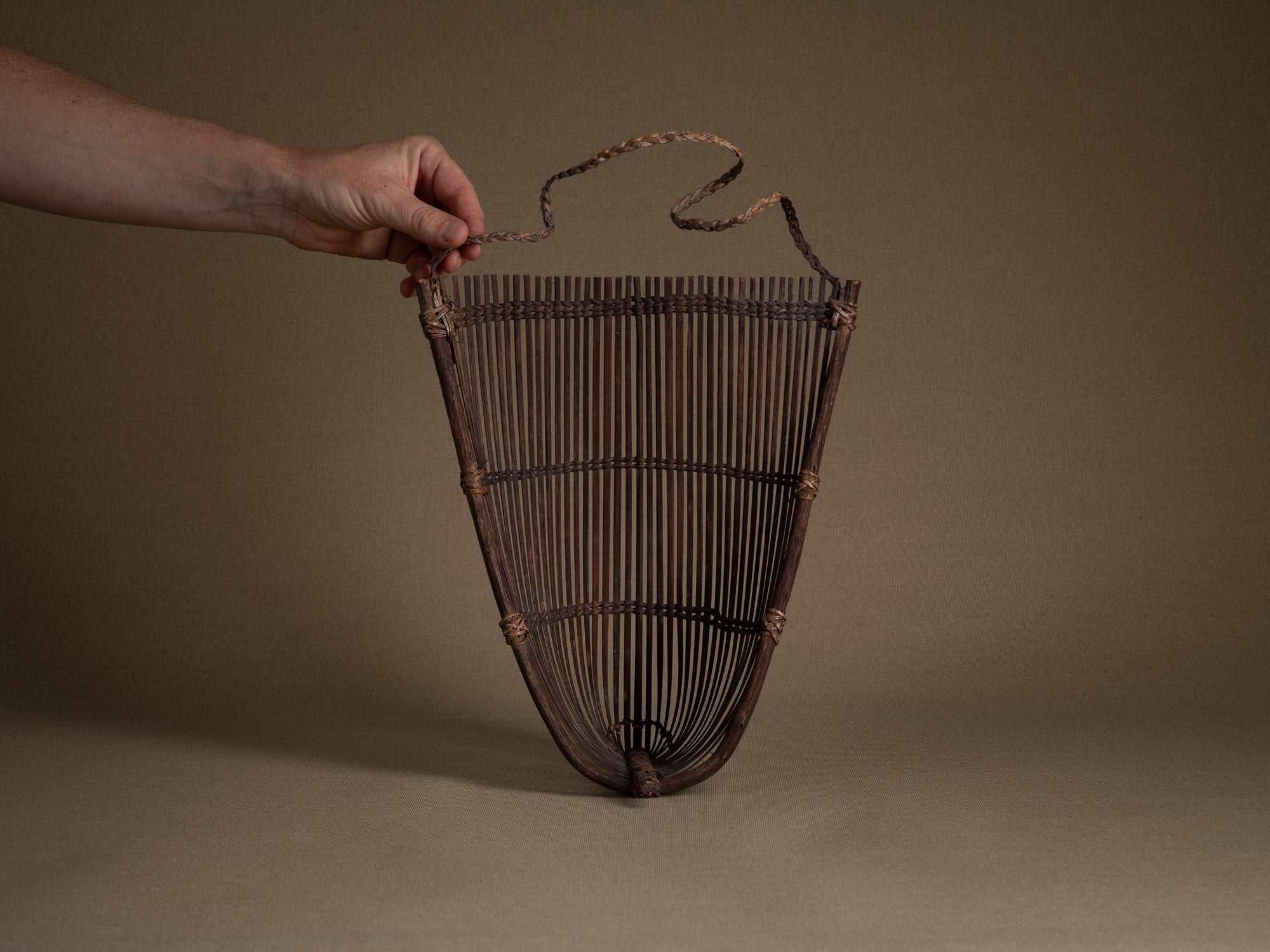 Tamis à sagou "Gogotjai" en vannerie de bambou et rotin, îles Mentawai (Première partie du XXe siècle).."Gogotjai", Bamboo and rattan wickerwork sago sieve, Mentawai islands (first half of 20th century)