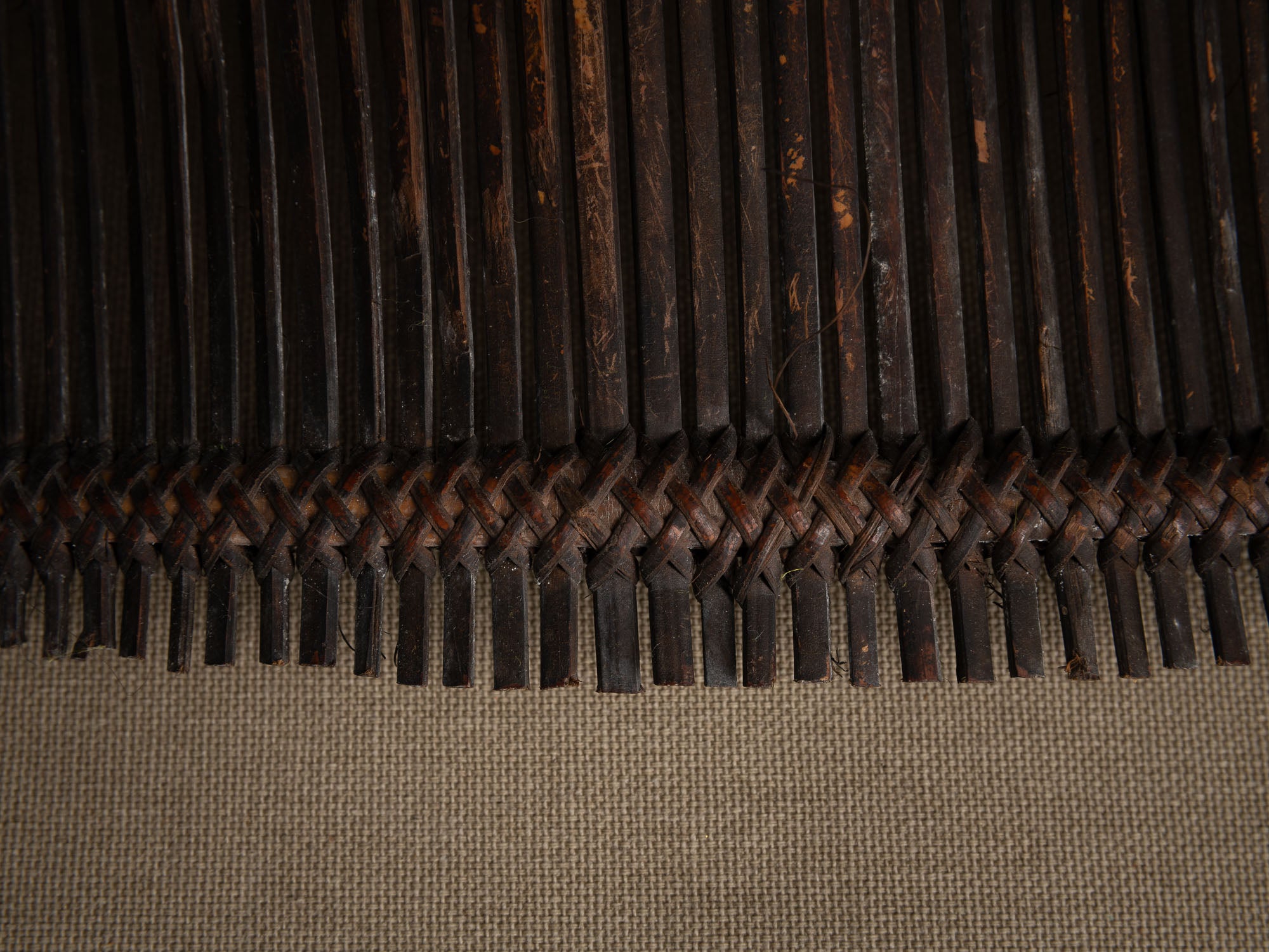 Tamis à sagou "Gogotjai" en vannerie de bambou et rotin, îles Mentawai (début du XXe siècle).."Gogotjai", Bamboo and rattan wickerwork sago sieve, Mentawai islands (early 20th century)