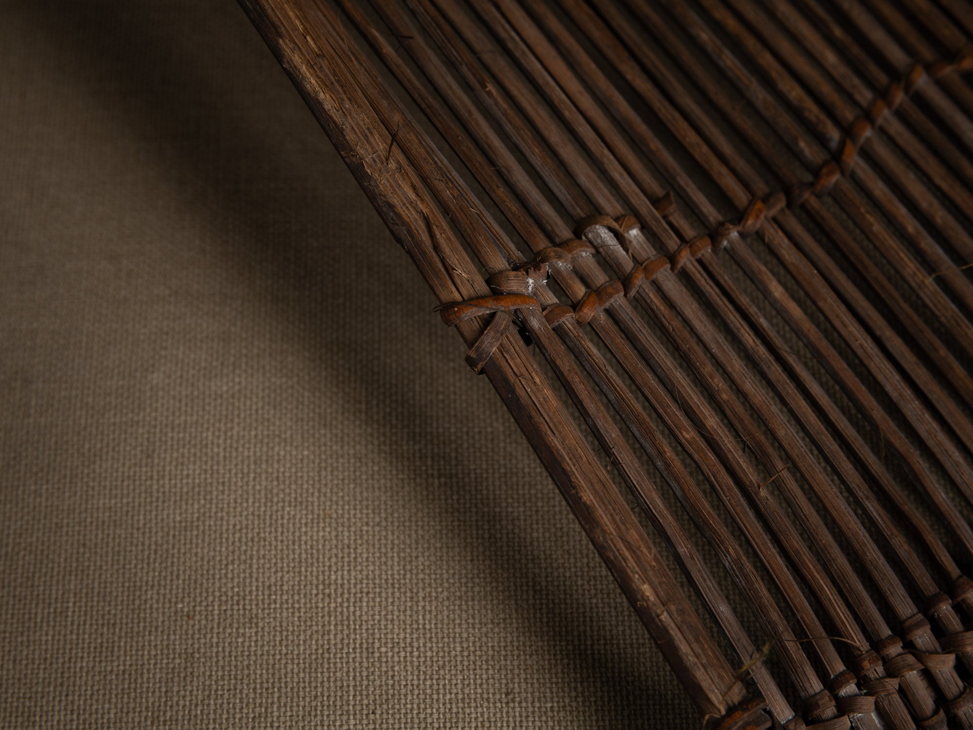 Tamis à sagou "Gogotjai" en vannerie de bambou et rotin, îles Mentawai (début du XXe siècle).."Gogotjai", Bamboo and rattan wickerwork sago sieve, Mentawai islands (early 20th century)