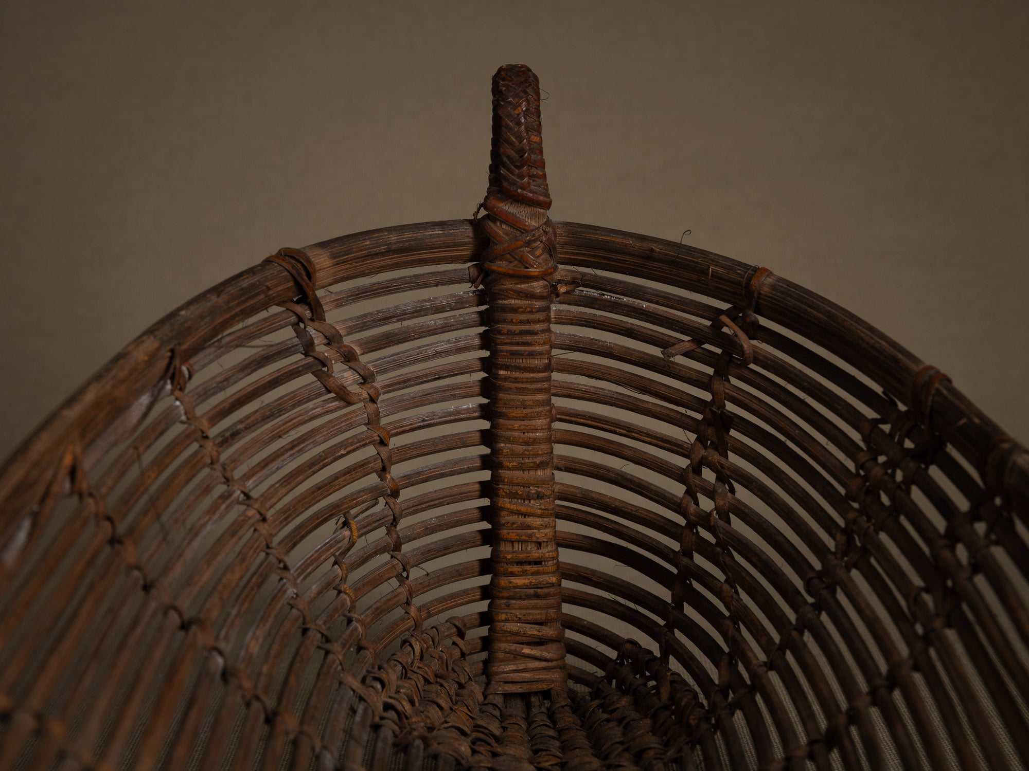 Tamis à sagou "Gogotjai" en vannerie de bambou et rotin, îles Mentawai (début du XXe siècle).."Gogotjai", Bamboo and rattan wickerwork sago sieve, Mentawai islands (early 20th century)