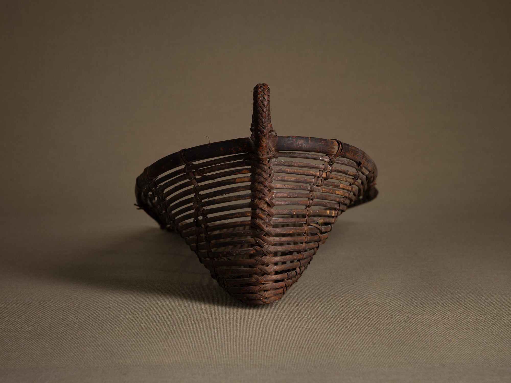 Tamis à sagou "Gogotjai" en vannerie de bambou et rotin, îles Mentawai (début du XXe siècle).."Gogotjai", Bamboo and rattan wickerwork sago sieve, Mentawai islands (early 20th century)