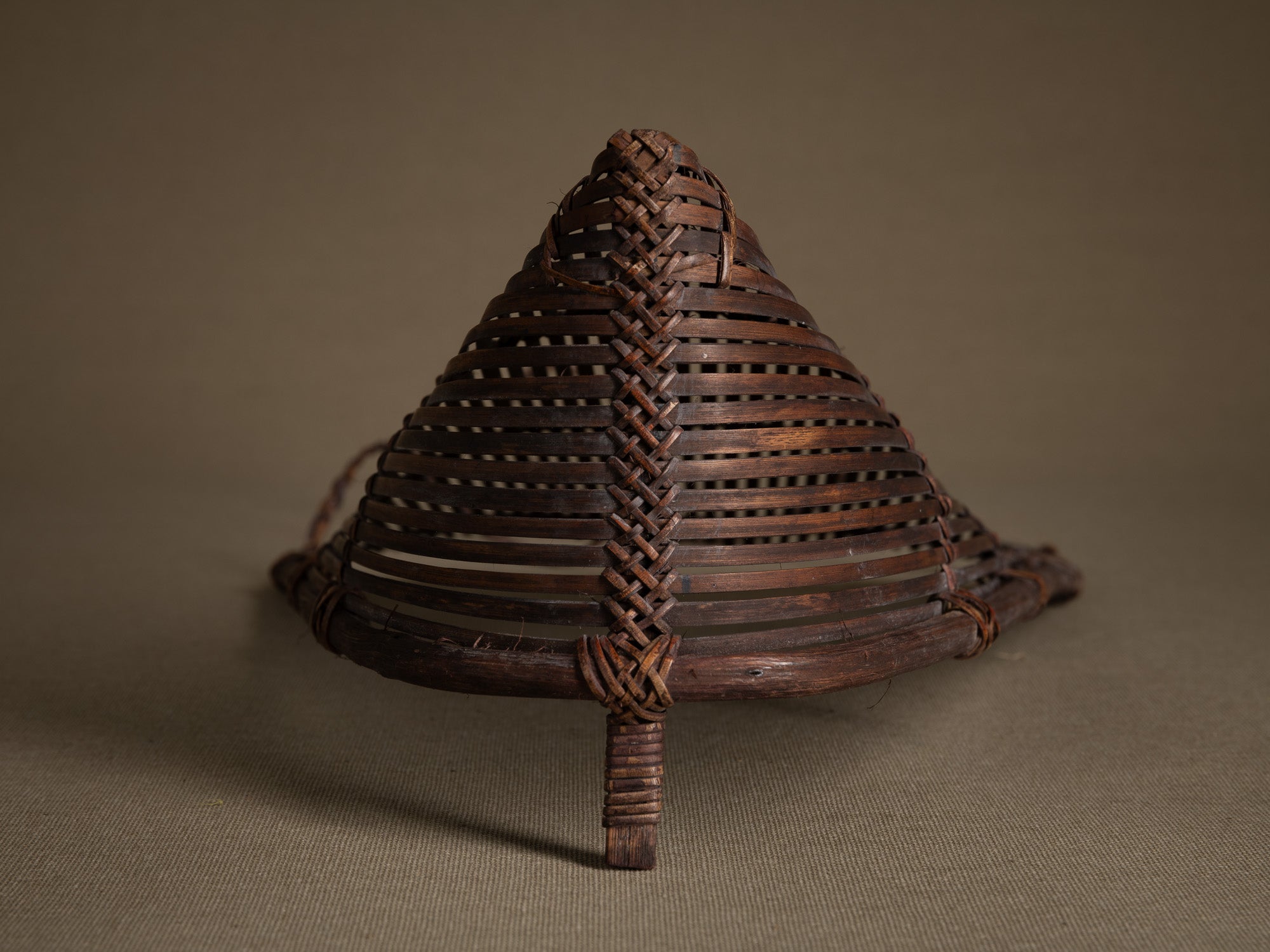 Tamis à sagou "Gogotjai" en vannerie de bambou et rotin, îles Mentawai (Première partie du XXe siècle).."Gogotjai", Bamboo and rattan wickerwork sago sieve, Mentawai islands (first half of 20th century)