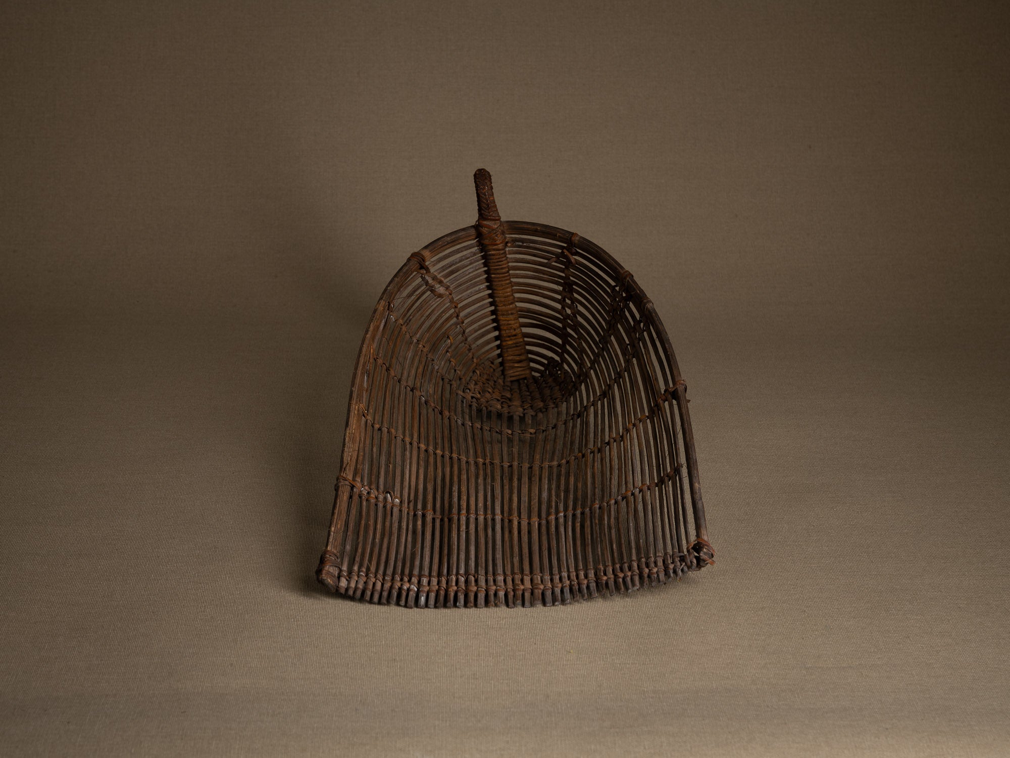 Tamis à sagou "Gogotjai" en vannerie de bambou et rotin, îles Mentawai (début du XXe siècle).."Gogotjai", Bamboo and rattan wickerwork sago sieve, Mentawai islands (early 20th century)
