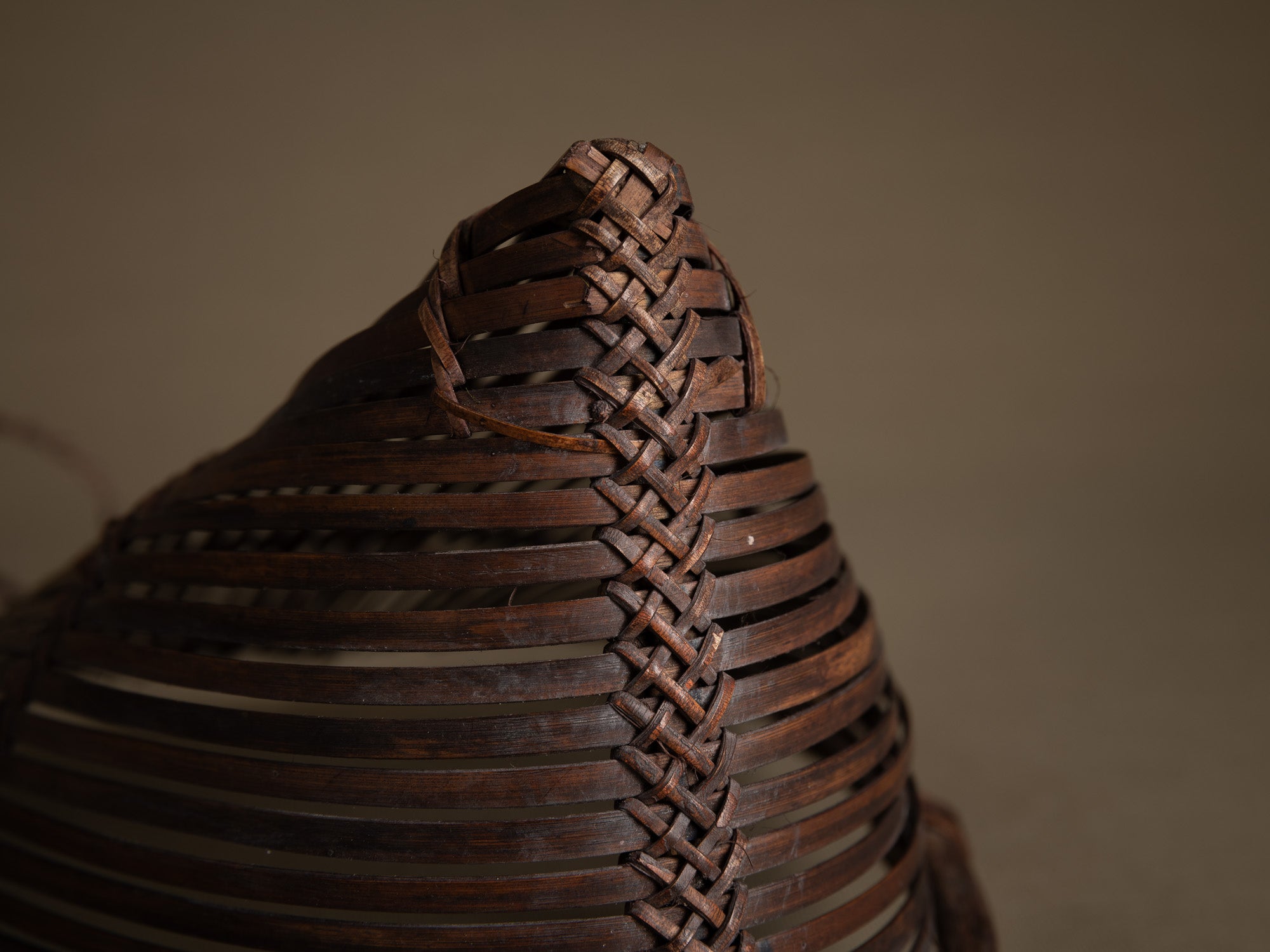 Tamis à sagou "Gogotjai" en vannerie de bambou et rotin, îles Mentawai (Première partie du XXe siècle).."Gogotjai", Bamboo and rattan wickerwork sago sieve, Mentawai islands (first half of 20th century)
