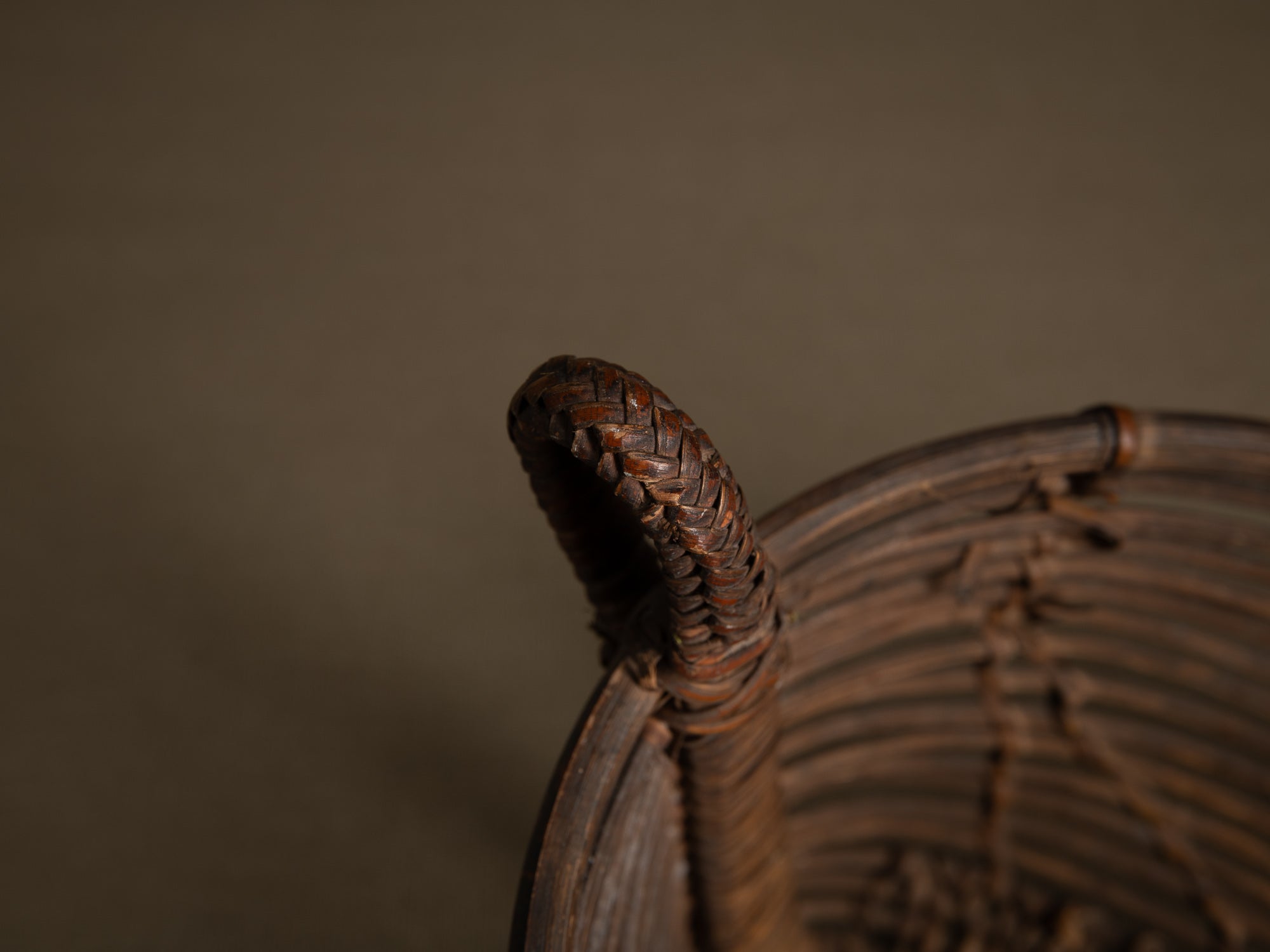 Tamis à sagou "Gogotjai" en vannerie de bambou et rotin, îles Mentawai (début du XXe siècle).."Gogotjai", Bamboo and rattan wickerwork sago sieve, Mentawai islands (early 20th century)