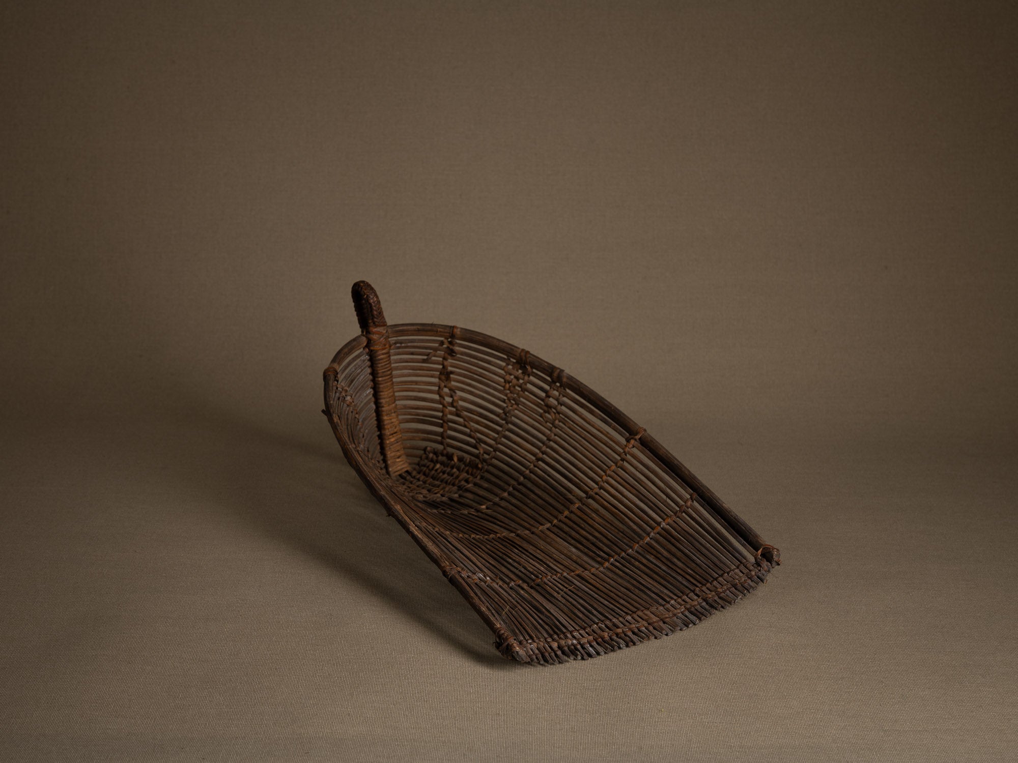 Tamis à sagou "Gogotjai" en vannerie de bambou et rotin, îles Mentawai (début du XXe siècle).."Gogotjai", Bamboo and rattan wickerwork sago sieve, Mentawai islands (early 20th century)