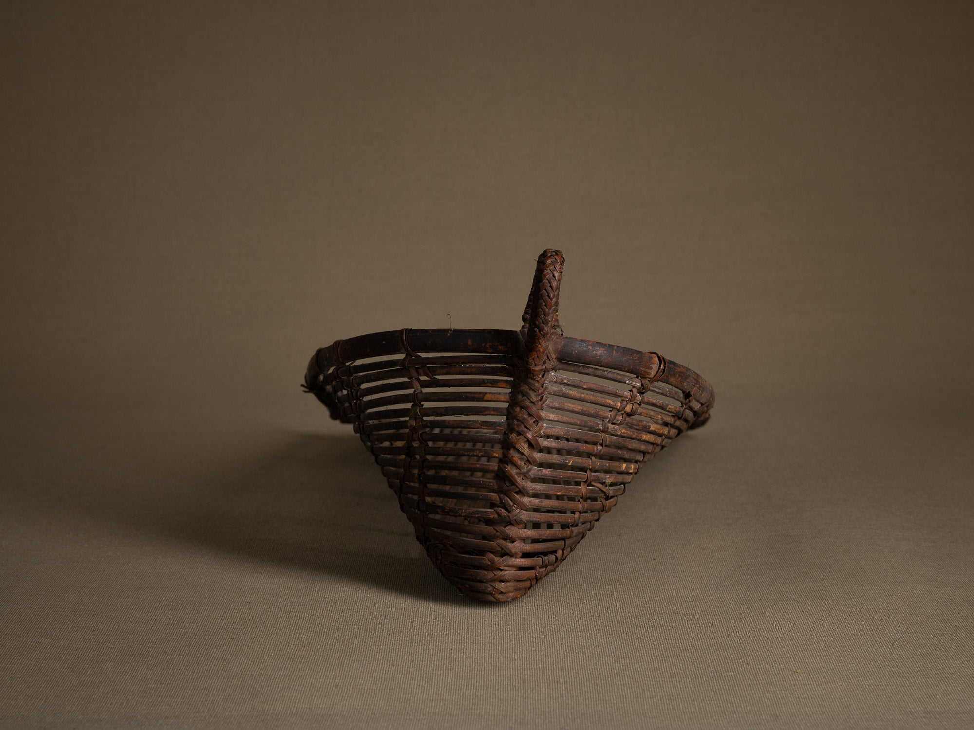 Tamis à sagou "Gogotjai" en vannerie de bambou et rotin, îles Mentawai (début du XXe siècle).."Gogotjai", Bamboo and rattan wickerwork sago sieve, Mentawai islands (early 20th century)