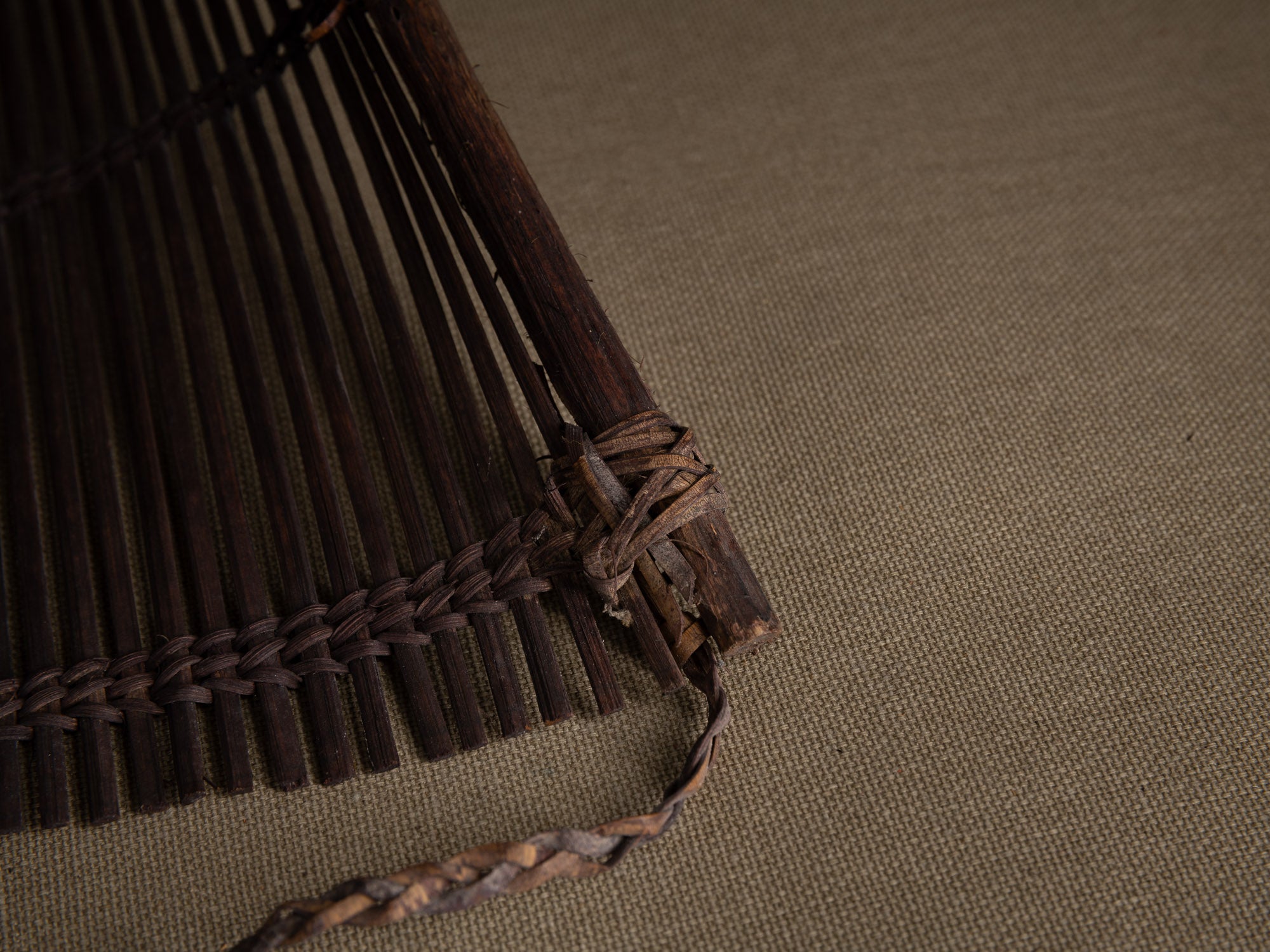 Tamis à sagou "Gogotjai" en vannerie de bambou et rotin, îles Mentawai (Première partie du XXe siècle).."Gogotjai", Bamboo and rattan wickerwork sago sieve, Mentawai islands (first half of 20th century)