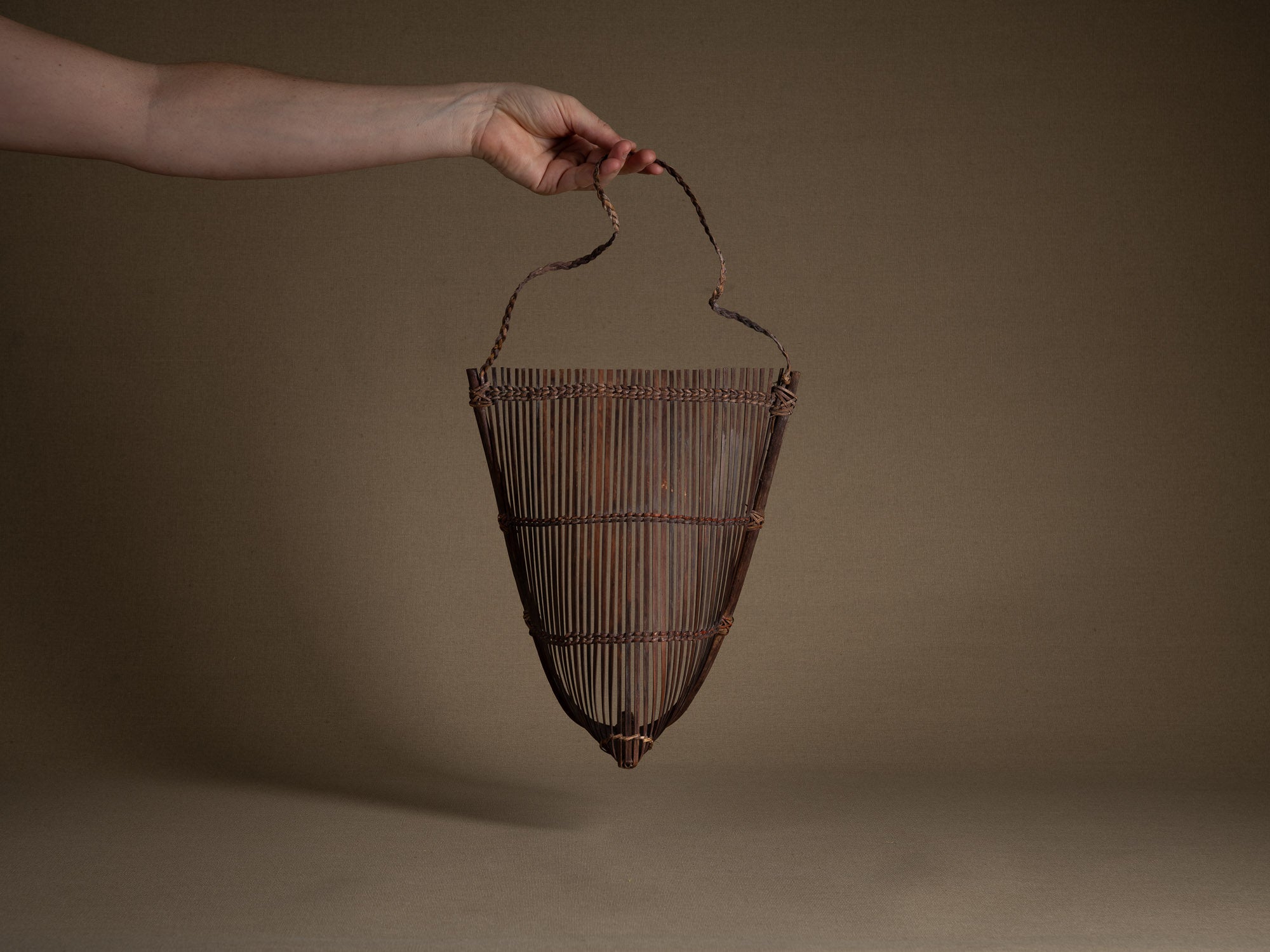 Tamis à sagou "Gogotjai" en vannerie de bambou et rotin, îles Mentawai (Première partie du XXe siècle).."Gogotjai", Bamboo and rattan wickerwork sago sieve, Mentawai islands (first half of 20th century)