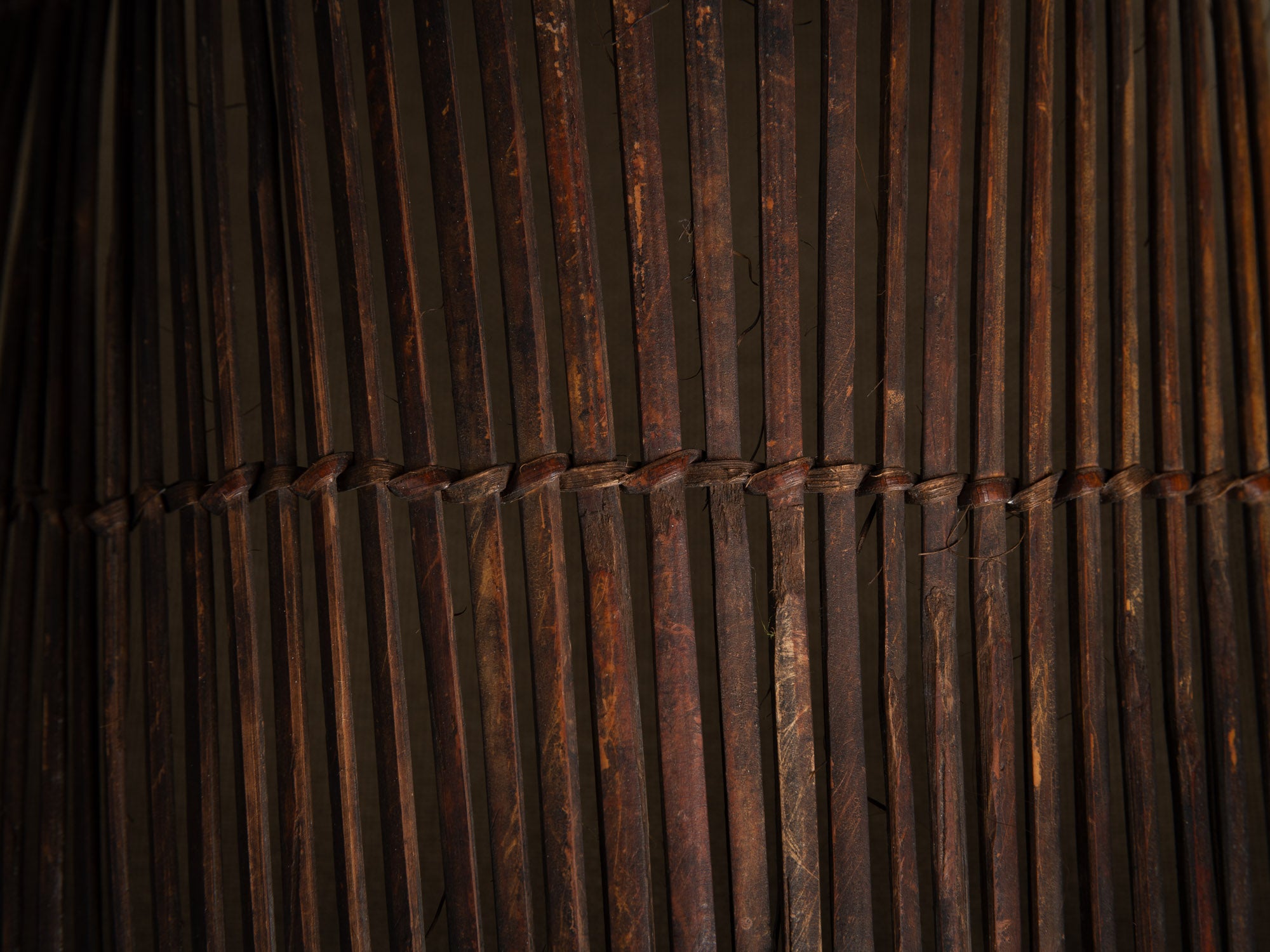 Tamis à sagou "Gogotjai" en vannerie de bambou et rotin, îles Mentawai (début du XXe siècle).."Gogotjai", Bamboo and rattan wickerwork sago sieve, Mentawai islands (early 20th century)